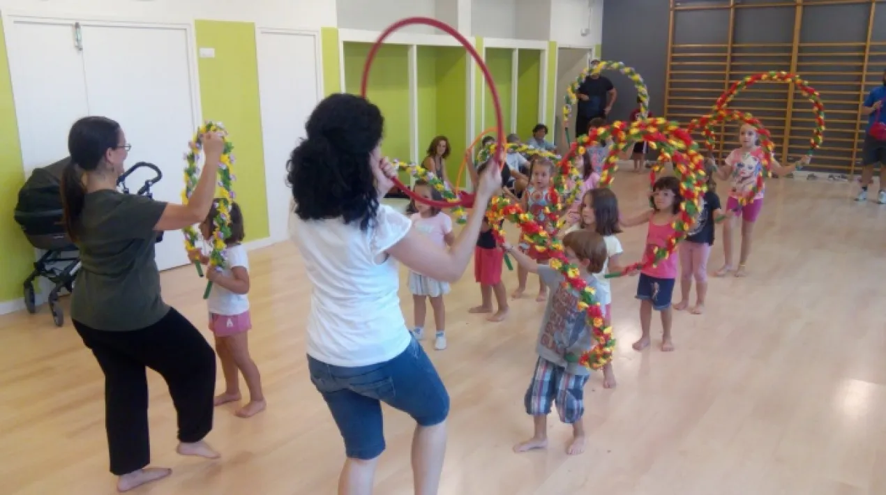 L'associació Picacrestes organitza un concert-ball-vermut el cap de setmana previ a la Festa Major, per anar esclafant motors, a la Font del Gall (confluència del Passatge Rector Martí i Piñol amb el carrer Ferran Puig).Veure més
