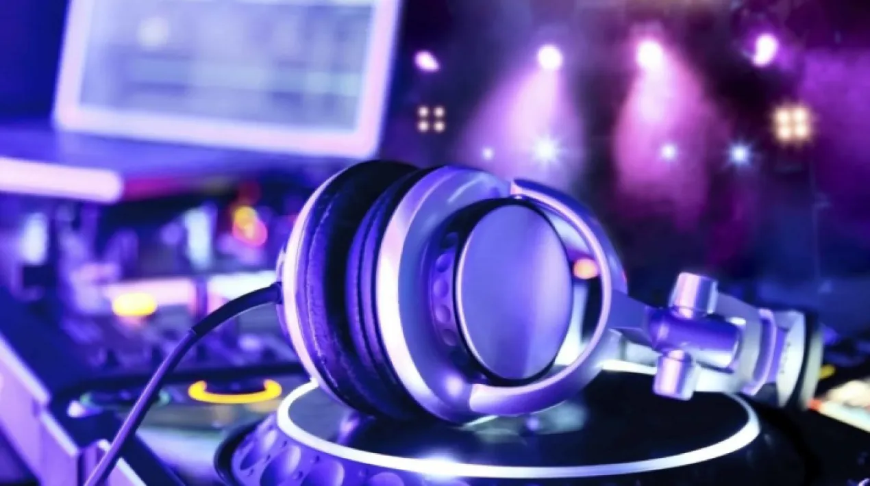 El pati de El Lloro es convertirà en un espai on podràs escoltar una selecció musical amenitzada pel jove DJ Soundriderz. Anima't!  Veure més