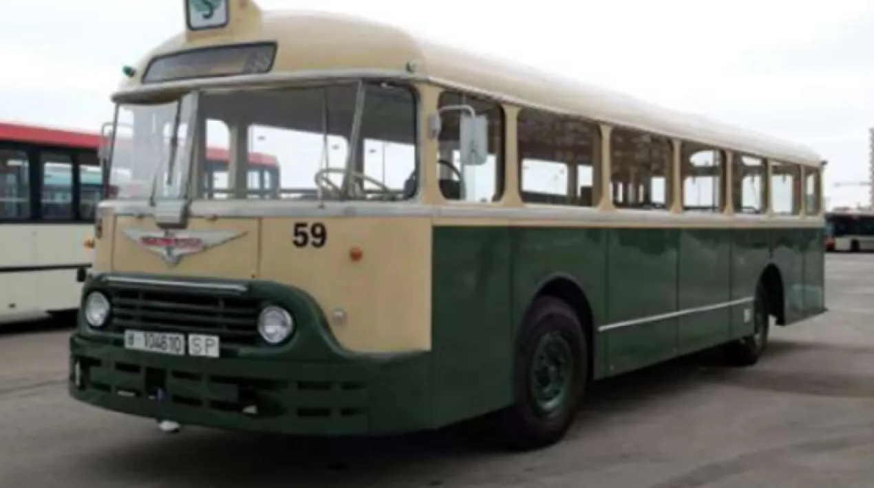 Els autobusos, que es podran visitar i conèixer-ne la seva història, seran el francès Chausson Urbas 59, que va cobrir línies metropolitanes de 1955 a 1976, i també arribava a El Prat de Llobregat, el Dodge Brothers 240, model nordamericà que va arribar a Espanya l’any 1936 i va servir per transportar soldats durant la Guerra Civil, l’Aclo Regent III, un vehicle britànic de dos pisos que va circular per Barcelona entre 1949 i 1965 o el Pegaso 3036, el primer bus articulat que va circular per Barcelona, el 1969. TMB està celebrant el Centenari de la primera xarxa d’autobusos de Barcelona durant tot aquest any 2022. Es tracta d’un Programa d’activitats extens i per a tots els públics que pretén posar en valor el patrimoni històric de TMB però també explicar el present i el futur de l’autobús urbà de superfície com a mode de moure’s sostenible, eficient i segur, amb la incorporació recent a la flota d’autobusos elèctrics i, darrerament, d’hidrogen d’origen verd. Pots conèixer tota la programació i informació sobre el Centenari del Bus i la col·lecció d’autobusos clàssics de TMB a https://www.tmb.cat/ca/100-anys-de-bus. Vine el dissabte 14 de maig a conèixer d’aprop els busos centenaris de TMB!Veure més