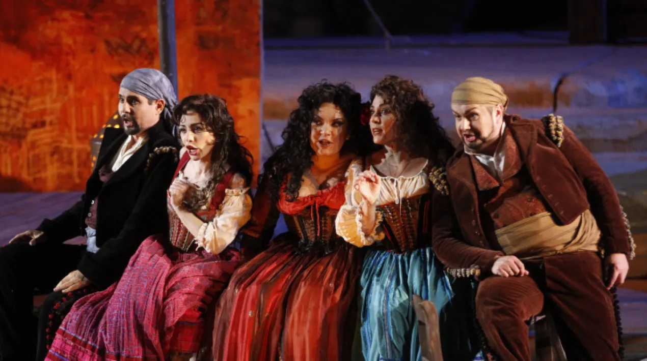 Basada en la novel·la homònima, de Prosper Mérimée, Carmen és una de les òperes més representades en tot el món. Composta el 1875 per George Bizet, es tracta d’una òpera en quatre actes ambientada a l’Andalusia del 1820. Aquesta sumptuosa producció dirigida per Franco Zeffirelli compta amb un repartiment internacional d'excel·lents cantants: la mezzo-soprano Ekaterina Semenchuk, la soprano Irina Lungu, el tenor Carlo Ventre i el baríton Carlos Álvarez. Fidel a l'original, es presenta com una acolorida festa, amb una interpretació formidable per part dels solistes, el cor i el cos de ballet. Dirigida per Henrik Nánási és una experiència musical magnífica. Projecció d'aquesta òpera enregistrada el 2015 a l’Arena di Verona. Podeu consultar tota la informació del cicle Viu l'òpera aquí.   **Totes les activitats estan subjectes a la normativa vigent, sent susceptibles de ser modificades o cancel·lades pel seu compliment.Veure més