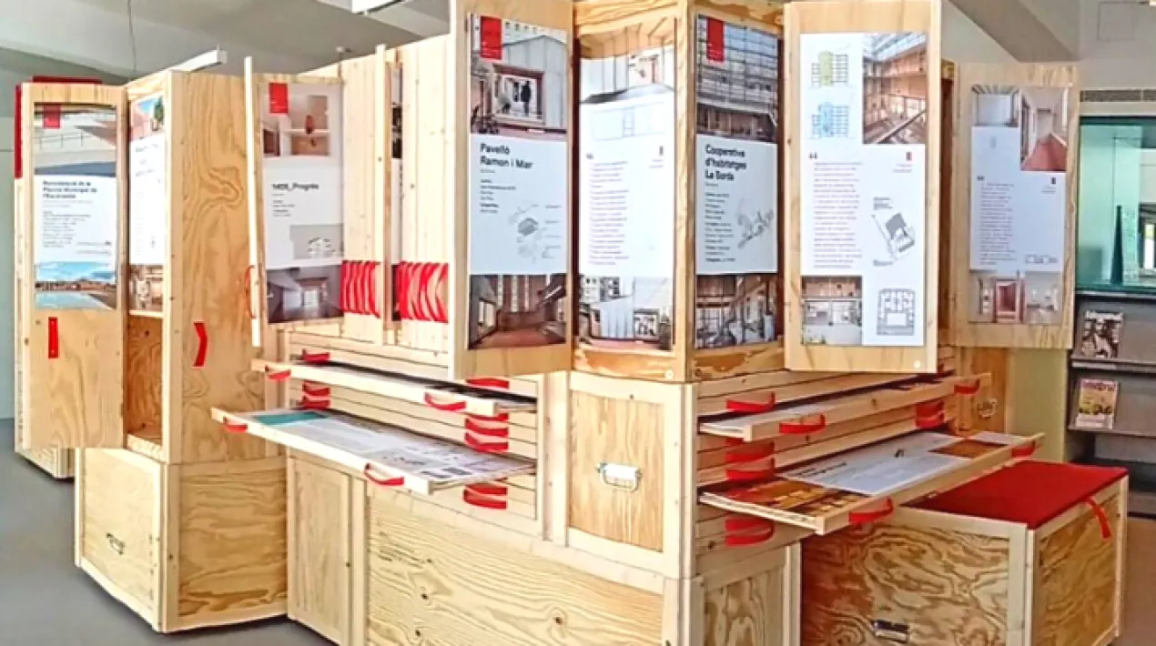L’exposició, organitzada pel Col·legi d’Arquitectes de Catalunya, té la voluntat de divulgar el treball dels arquitectes arreu del territori català. És una mostra col·lectiva de la versatilitat d'un ofici ple de perfils professionals diversos, i múltiples exercicis, en definitiva, múltiples Arquitectures. S’exposa de manera lúdica i flexible, un total de 149 obres, com el Passeig marítim del Prat del Llobregat (2009-2018) i diferents obres situades al Baix Llobregat i Barcelona. Estan repartides en panells que s’ubiquen en els diferents mòduls, convidant al visitant a la interacció, per anar descobrint el material exposat. Al seu voltant es mostraran llibres de la Biblioteca relacionats amb l’arquitectura, que es podran agafar en préstec.Veure més