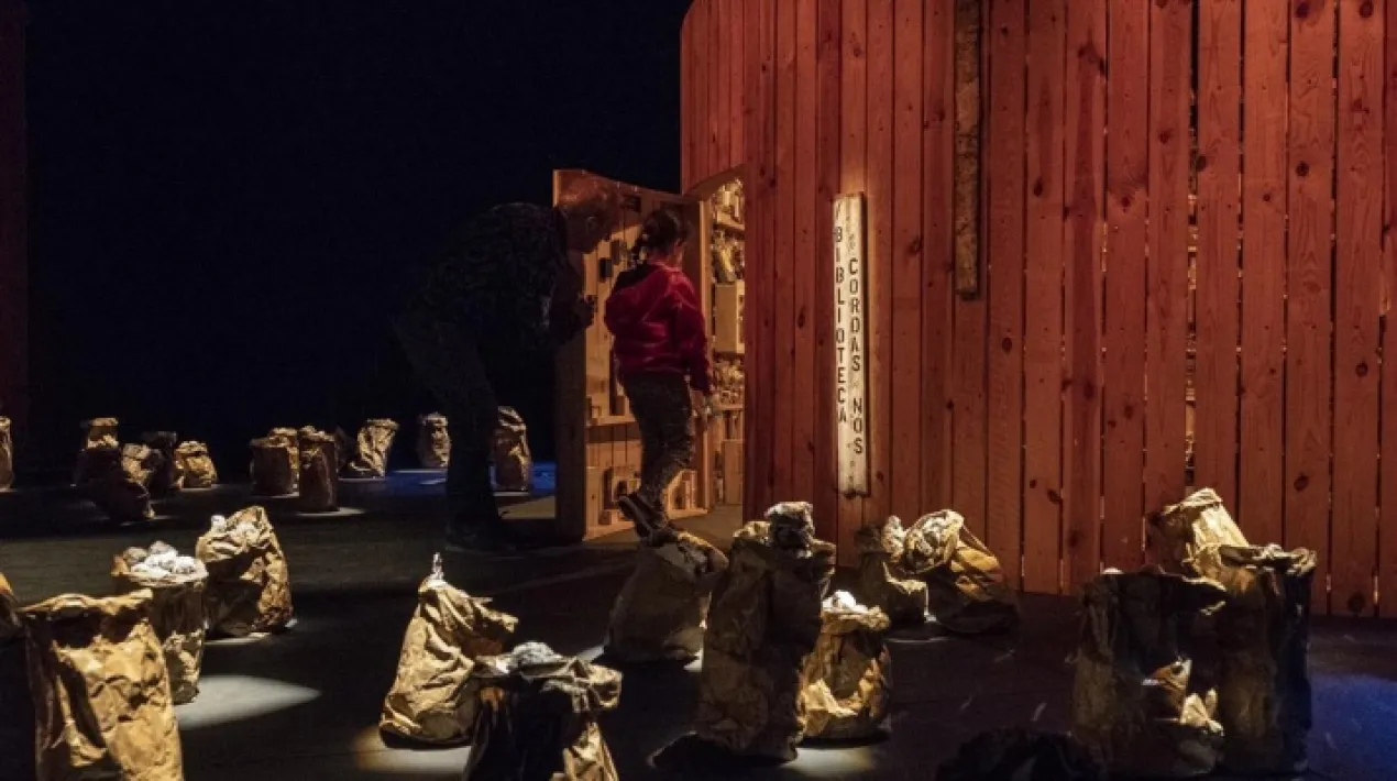 Biblioteca de cordes i nusos Jose Antonio Portillo No &eacute;s una instal&middot;laci&oacute; d'art contemporani. No &eacute;s un espectacle teatral. O s&iacute;. &Eacute;s una estructura circular de fusta on habiten narracions que seran mostrades al p&uacute;blic despr&eacute;s d'un di&agrave;leg de silenci entre la mirada de l'espectador i els objectes que queden al seu interior. El temps ha anat dipositant esdeveniments i objectes, fragments de vida i pols a les seves prestatgeries. Petjades d'un temps, els protagonistes del qual en la majoria dels casos han estat els nens. Aquest espai narratiu va comen&ccedil;ar a tenir forma i contingut en Viseu (Portugal 2002) dins el Projecte Art&iacute;stic Europeo &lsquo;Percursos&rsquo;, dirigit pel Centre Cultural de Belem (CCB Lisboa). Posteriorment, va visitar el SBC Southbank - Royal Festival Hall de Londres, la Funda&ccedil;ao Calouste Gulbenkian de Lisboa, Biblioteca Palatina de Parma (Italia) i Hetpaleis d&rsquo;Anvers. Edat recomanada: de 8 a 12 anysVeure m&eacute;s