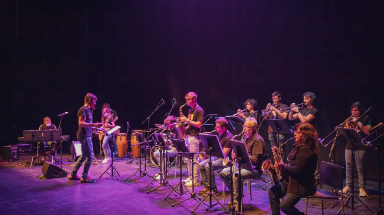 Concert de la Big Band de L'Escola d'Arts en Viu al Porxo de Torre Balcells, amb un repertori de música funky de l'històric grup Tower of Power.Veure més
