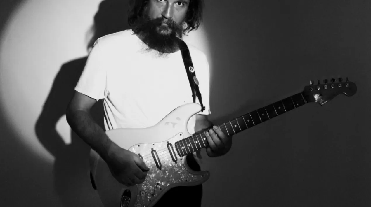 Bigott és el projecte de l'artista saragossà Borja Laudo, el qual té un do innegable: fer cançons precioses i originals. Amb 9 discos a l'esquena la seva música és més que inclassificable, folk, rock, funk, disco, bossa, pop, Bigott beu de tot i no es casa amb res.Veure més