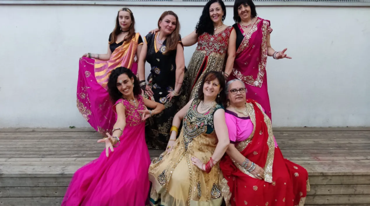Per celebrar i reivindicar el Dia Internacional de les Dones, el Centre C&iacute;vic Sant Jordi-Ribera Baixa de forma compartida amb les entitats i grups que conviuen a l&rsquo;equipament ofereix una programaci&oacute; especial dins el cicle&nbsp;En Femen&iacute;. Durant tot el mes de mar&ccedil;, les entitats i activitats habituals de l&rsquo;equipament s&rsquo;adapten a tem&agrave;tiques de g&egrave;nere, oferint tamb&eacute; noves propostes per endinsar-nos en la reflexi&oacute; entorn de les dones. L'Associaci&oacute; de Ve&iuml;ns de Sant Jordi&nbsp;ofereix durant tot l'any un taller de dansa Bollywood els dissabtes al mat&iacute;. En aquesta ocasi&oacute; ens conviden a provar i compartir el taller amb les participants i a preguntar-nos qui i com ballen aquesta dansa a trav&eacute;s d'una petita introducci&oacute; i de molta pr&agrave;ctica!&nbsp; Vine i&nbsp;apr&egrave;n&nbsp;els passos b&agrave;sics&nbsp;d'aquest ball, originari de l'&Iacute;ndia i sorgit de la factoria de cinema musical que t&eacute; el mateix nom. De ritme fresc i ex&ograve;tic, aquesta dansa afavoreix la coordinaci&oacute; i l'expressivitat. La dansa destaca per la seva energia, coreografies grupals, colors i alegria... En les coreografies hi ha una barreja de tots els estils, amb aportacions actualment d'altres danses m&eacute;s internacionals com el hip-hop o el&nbsp;funky. No t'ho perdis! &nbsp; &nbsp;Veure m&eacute;s
