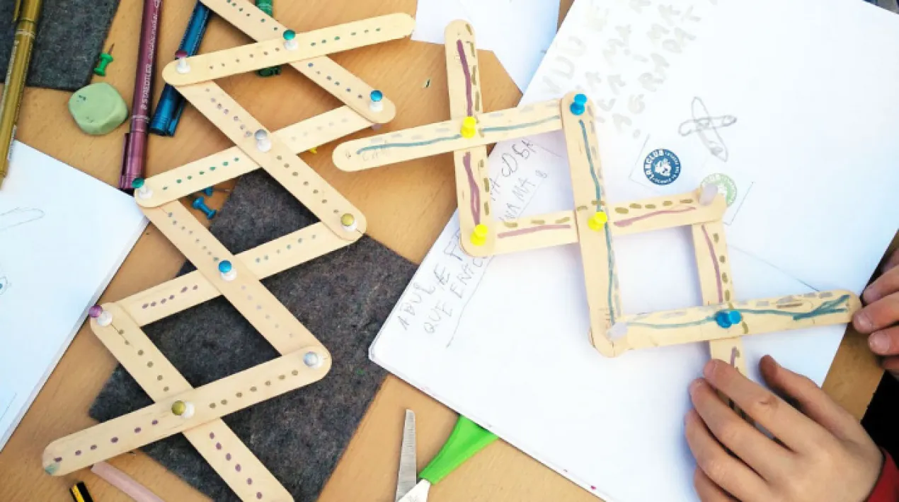 El&nbsp;Klub Infantil Tecnol&ograve;gic&nbsp;(KIT)&nbsp;&eacute;s un cicle d'activitats per experimentar amb la&nbsp;cultura digital&nbsp;i la&nbsp;tecnologia&nbsp;de forma divertida i creativa. Una proposta STEAM on fabricarem un bra&ccedil; rob&ograve;tic extensible! Treballareu&nbsp;el disseny i la construcci&oacute; dels vostres prototips, la seva decoraci&oacute; personalitzada i la resoluci&oacute; dels problemes que puguin sorgir. Una manera molt pr&agrave;ctica i divertida d'explorar els principis f&iacute;sics que s&rsquo;amaguen darrere el funcionament d'aquestes m&agrave;quines, i de passada, aconseguir agafar objectes llunyans sense gaire esfor&ccedil;! Activitat&nbsp;gratu&iuml;ta&nbsp;dirigida a infants de 8 a 12 anys.&nbsp; Protocol d'usos de l'espai: Aforament limitat &Uacute;s de mascareta obligatori dins l'equipament Rentat de mans amb el gel hidroalc&ograve;lic que es troba a l'entrada de l'equipament Seguir en tot moment les indicacions de l'equip del Centre &nbsp;Veure m&eacute;s