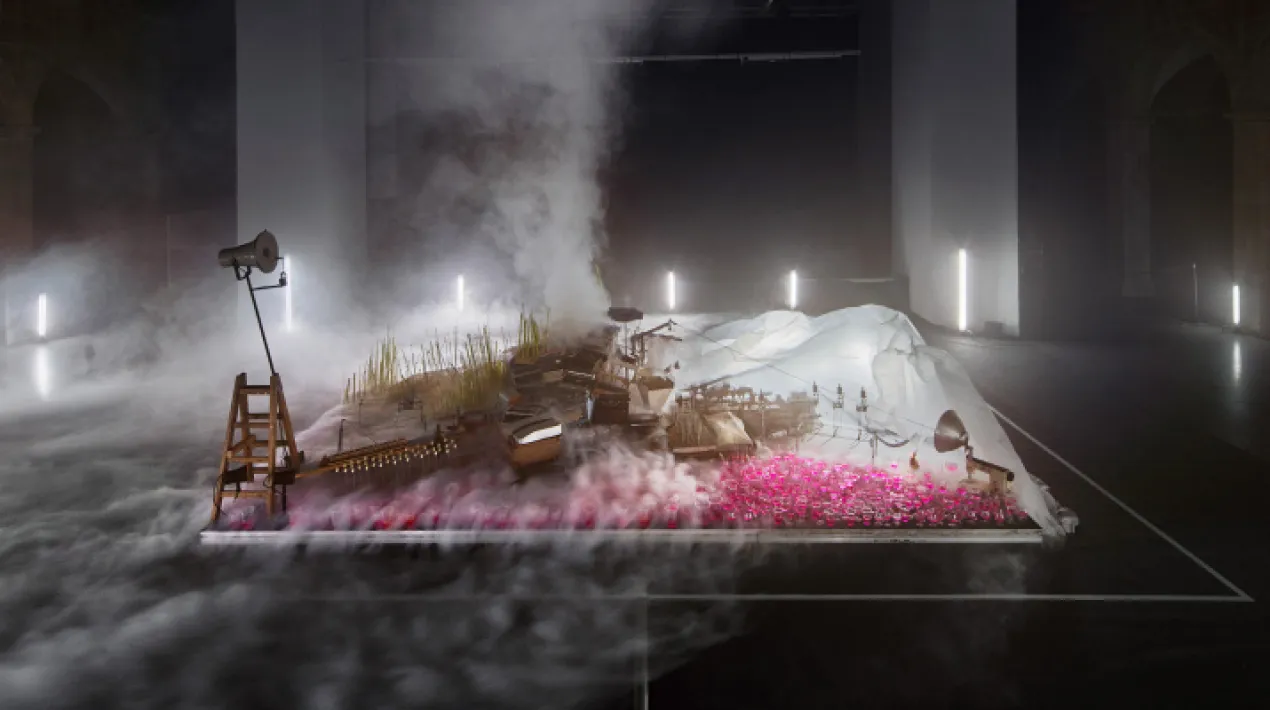 No em va fer Joan Brossa cabosanroque &ldquo;T&rsquo;he cercat. T&rsquo;he cercat entre bruits d&rsquo;engranatges timbalejant l&rsquo;o&iuml;da.&rdquo; Joan Brossa, El cop desert. No em va fer Joan Brossa &eacute;s una instal&middot;laci&oacute; sonora i pl&agrave;stica que t&eacute; com a g&egrave;nesi l'exploraci&oacute; transversal de la prosa m&eacute;s desconeguda i primerenca de Joan Brossa, el poeta catal&agrave; de l'avantguarda m&eacute;s important del segle XX. Una obra transitable que interpreta els paisatges dins la prosa i el so de la paraula de la poesia esc&egrave;nica dels anys quaranta. El p&uacute;blic entra en un espai amb rectangle central amb una acumulaci&oacute; en exc&eacute;s d'objectes en moviment (que muten, guiats pel so de la m&uacute;sica que generen, en paisatges m&agrave;gics, m&iacute;tics, de guerra o en boscos nebulosos) i un per&iacute;metre de veu sense cos, l'abs&egrave;ncia d'objectes amb la paraula com a mat&egrave;ria sonora. Una obra on no sols s'involucra el coneixement de diferents disciplines sin&oacute; la connexi&oacute; entre elles per a arribar a un &agrave;mbit d'acci&oacute; m&eacute;s ample, i oferir un resultat de g&egrave;nere bastard, desviaci&oacute; i deformaci&oacute; de g&egrave;neres brossians com la poesia objectual, la poesia esc&egrave;nica o el postteatre, sempre des del punt de vista sonor. Un nou g&egrave;nere que cabosanroque defineix com a teatre expandit. &nbsp; Passis de l'espectacle: Dijous 16 de desembre, 19h Divendres 17 de desembre, 18:30h i 19:30h Dissabte 18 de desembre,&nbsp;18:30h i 19:30h &nbsp; Aquesta activitat forma part d'Indisciplinats, un cicle de propostes esc&egrave;niques, visuals, performatives i comunit&agrave;ries que ocuparan els centres c&iacute;vics de la ciutat, l&rsquo;Escola d&rsquo;Arts Visuals del Prat, el Centre d&rsquo;Art Torre Muntadas, L&rsquo;Artes&agrave; i La Capsa del 16 al 18 de desembre per gaudir de la creaci&oacute; art&iacute;stica contempor&agrave;nia. &nbsp; &nbsp;Veure m&eacute;s