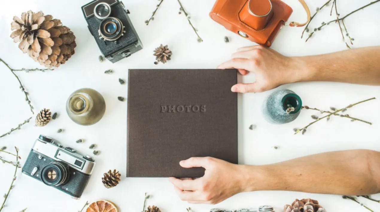 Taller de manualitats i fotografia adre&ccedil;ada a infants a partir de 5 anys Crea el teu &agrave;lbum de fotografies en paper&nbsp;per guardar els moments m&eacute;s especials d'aquest Nadal. La primera fotografia la farem i imprimirem a la F&agrave;brica de Joguines Submarina que estar&agrave; ubicada al centre c&iacute;vic. Cada fam&iacute;lia podr&agrave; crear l'&agrave;lbum al seu gust, a partir de&nbsp;materials de manualitats diversos.&nbsp;Veure m&eacute;s