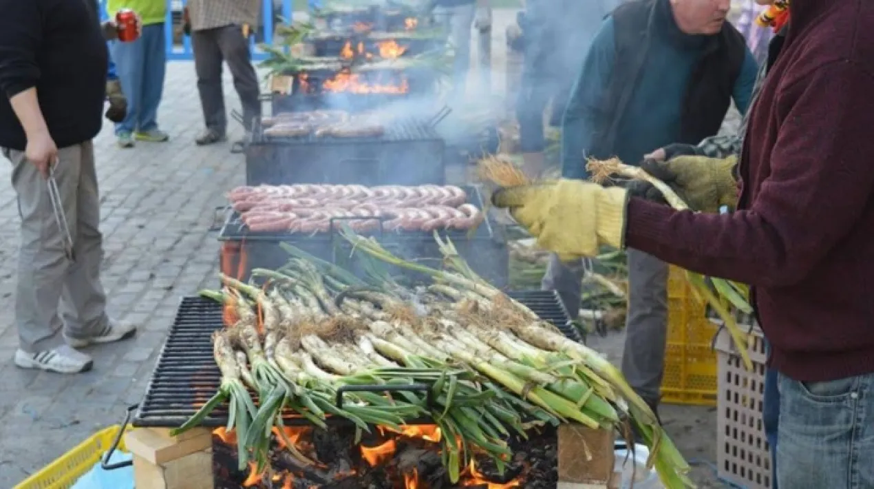 Com cada any arriba l'&egrave;poca dels cal&ccedil;ots i a l'esplai ja ho estem preparant tot per al proper 13&nbsp;de mar&ccedil; en qu&egrave; celebrarem la 10a Cal&ccedil;otada popular i solid&agrave;ria! La cal&ccedil;otada es far&agrave; al Fondo d'en Peixo. Els tiquets tindran un preu de 10&euro; i es podran comprar a: - Copisteria Alonso (Ctra Marina, 2) - Calsaladeria Cal Picapedrer (Mercat Municipal Pla&ccedil;a de la Vila,14) - Bar la Cova (Carrer Ferran Puig,30)&nbsp; Hi ha opci&oacute; Vegetariana Porteu el GOT&nbsp;reutilitzable&nbsp; Tots els beneficis aniran destinats a subvencionar les col&ograve;nies d'estiu i la ruta dels infants de l'esplai.Veure m&eacute;s