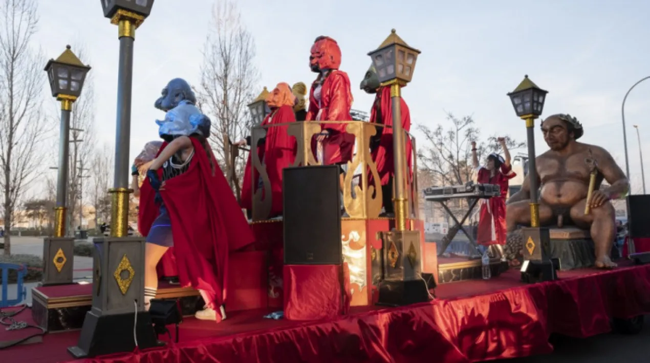 A les 18 h, inici de la Rua de Carnaval.&nbsp; Recorregut: inici a la cru&iuml;lla de l&rsquo;avinguda de la Verge de Montserrat amb l&rsquo;avinguda del Remolar. A continuaci&oacute;, avinguda de la Verge de Montserrat fins al carrer del Coronel Sanfeliu, carrer de Lleida fins a la pl. de Catalunya. A partir de les 19 h, arribada de la Rua de Carnaval a la pla&ccedil;a de Catalunya.&nbsp;Animaci&oacute; i m&uacute;sica amb les Autoritats del Carnaval i DJ Jackie Pecador. M&eacute;s informaci&oacute; i pl&agrave;nol del recorregut aqu&iacute;.&nbsp;Veure m&eacute;s