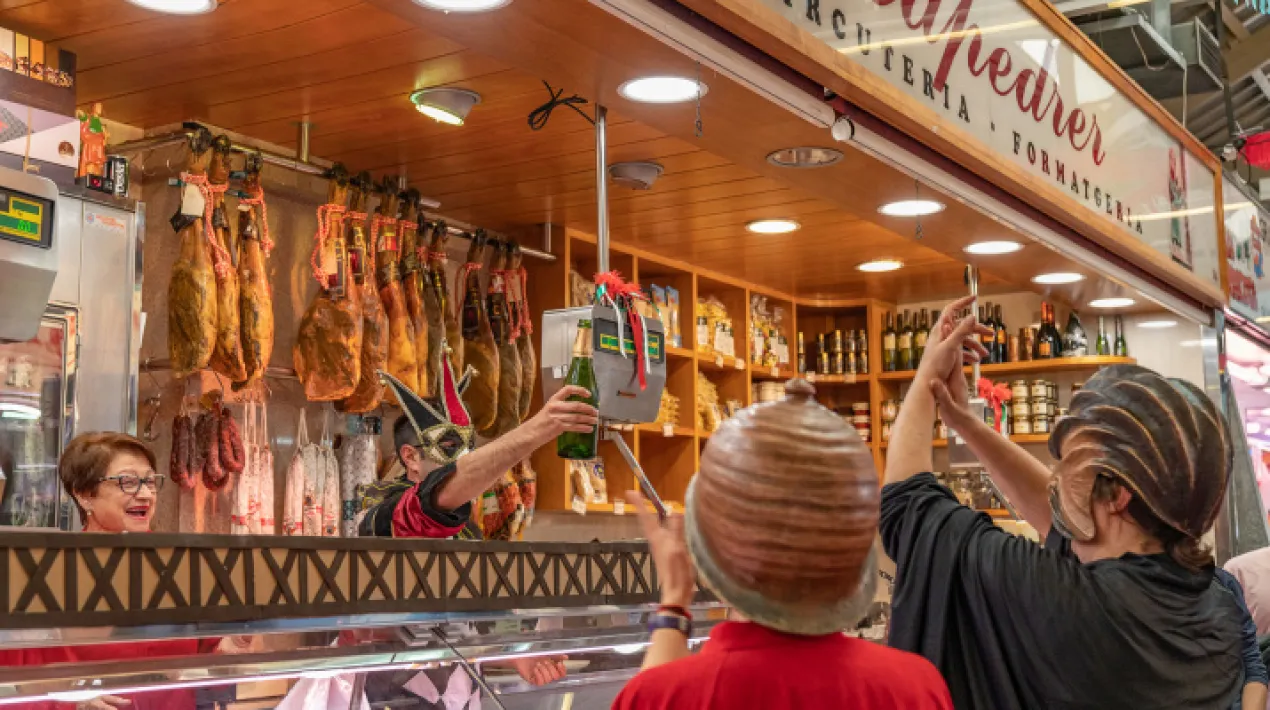 Despr&eacute;s de la&nbsp;cercavila de la Cort dels Set Pecats Capitals, de les entitats de Cultura Popular El Nus&nbsp;i de la Colla Picacrestes pels mercats i carrers del Prat tot fent recapte, ens reunirem a La Nau de Cultura Popular a la pl. Xavier Ruiz&nbsp;per fer una ingesta col&middot;lectiva dels menjars i begudes recollits.&nbsp; Veniu i gaudiu!Veure m&eacute;s