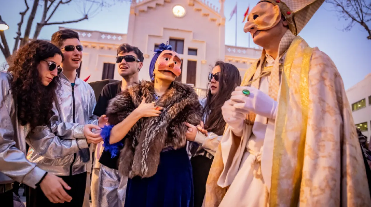 A les 18 h,&nbsp;ploraneres i ploraners, autoritats del Carnaval, en Galepis i tots els ciutadans de dol o amb mantellina, es reuniran a la pla&ccedil;a dels Pecats Capitals (antics jardins de la Pau) per acompanyar al ta&uuml;t de Sa Majestat el rei mort. Recorregut: inici al c. de Palam&oacute;s, c. Lleida fins a la pla&ccedil;a Blanes. A continuaci&oacute; seguir&agrave; pel carrer de Frederic Soler i carrer de Ferran Puig fins a arribar a la pla&ccedil;a de la Vila.&nbsp; A les 19 h, arribada de la process&oacute; a la pl. de la Vila.&nbsp;Veure m&eacute;s