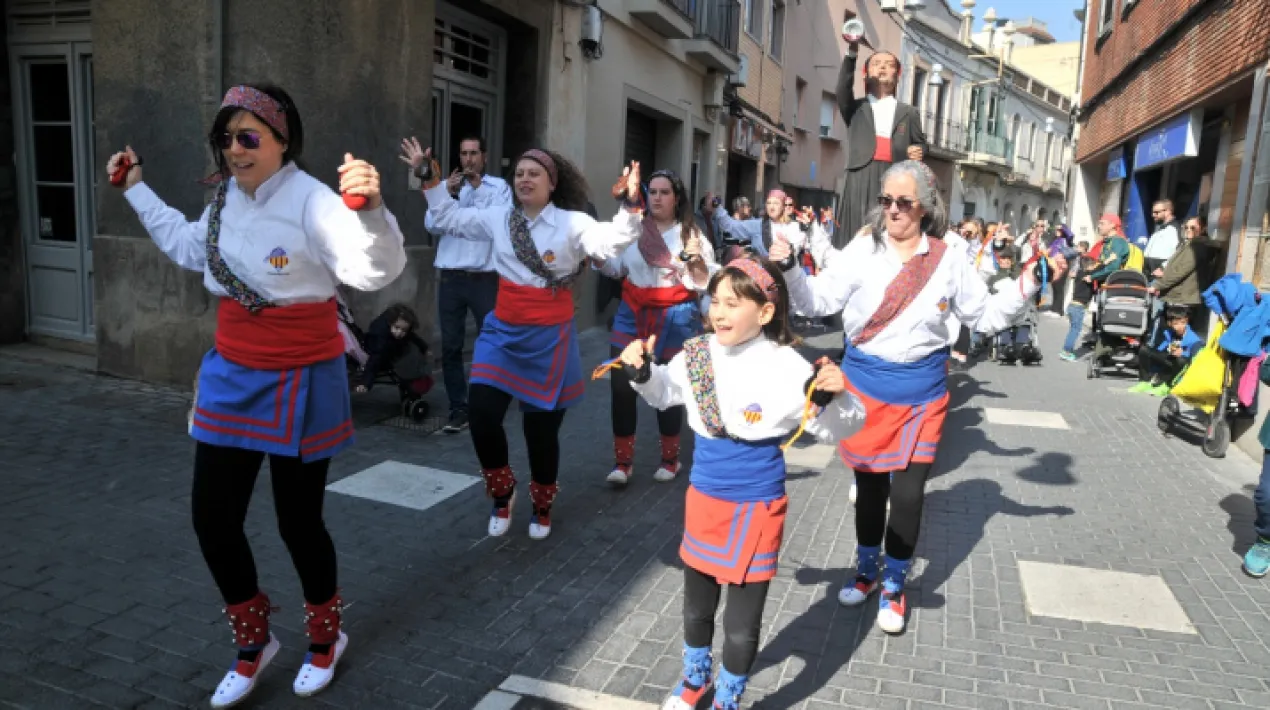 La colla&nbsp; Picacrestes celebra el Carnaval&nbsp; fent la tradicional cercavila de la dansa &ldquo;El Carnestoltes del Prat&rdquo;,&nbsp;recuperada l&rsquo;any 2011. Recorregut:&nbsp; pl. de la Vila, c. Ferran Puig, c. de Frederic Soler, pl. Pau Casals, c. Jaume Casanovas per finalitzar a la Nau de Cultura Popular, a la pl. de Xavier Ruiz.Veure m&eacute;s