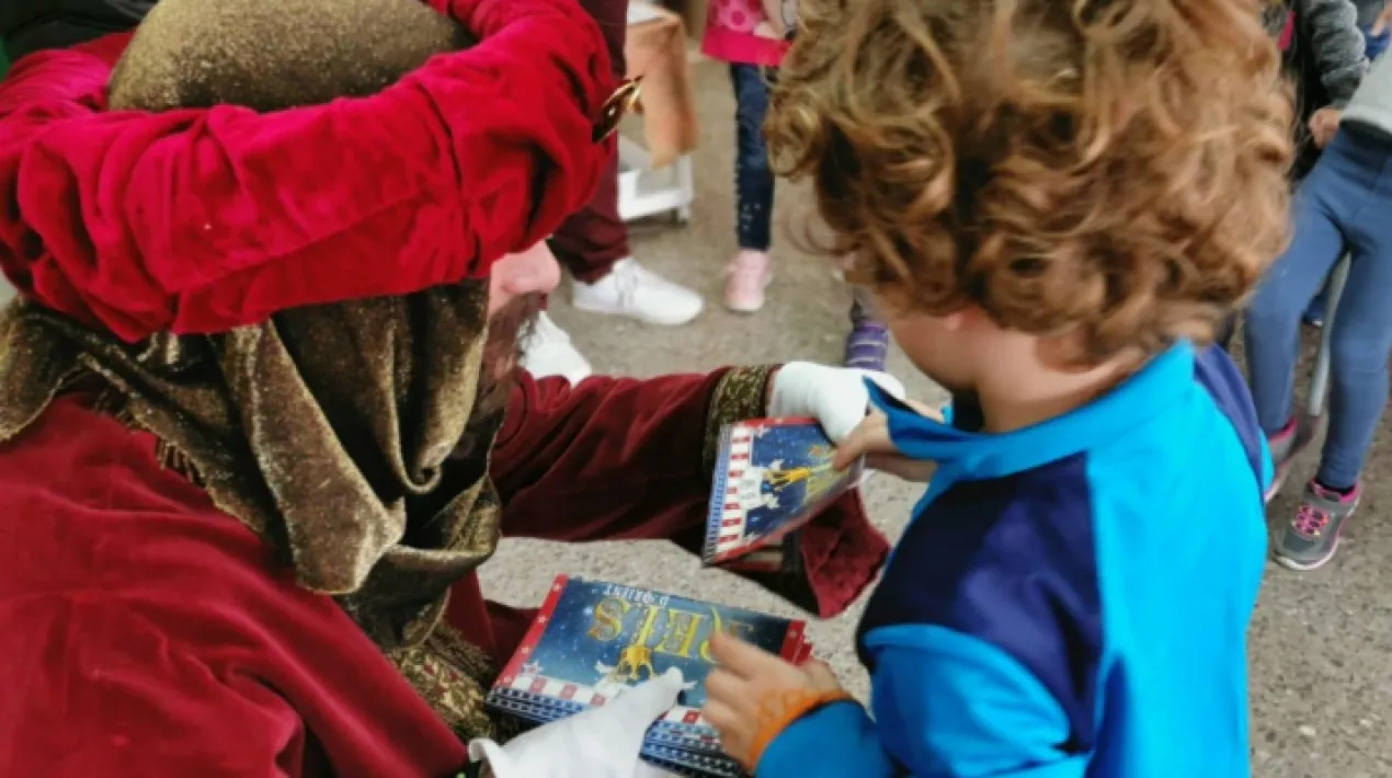 Els carters reials s&oacute;n els ajudants dels reis mags, i s&oacute;n una figura molt important, ja que s&oacute;n les persones encarregades de recollir totes les cartes dels nens i nenes per a lliurar-les als Reis Mags d'Orient. Tots els nens i nenes que s&rsquo;apropin, podran fer entrega de la seva carta amb els seus desitjos de Nadal perqu&egrave; els carters les puguin fer arribar als Reis Mags.&nbsp;Veure m&eacute;s