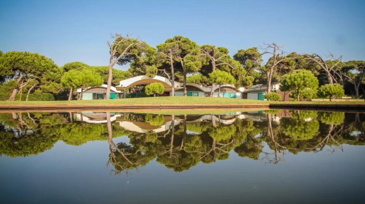 El Servei d’Informació Turística i de Promoció del delta del Llobregat impulsa un cicle de visites guiades a una de les joies més representatives de l'arquitectura racionalista a Catalunya: la Casa Gomis, també coneguda com la Casa de Vidre, referenciada en la xarxa de cases icòniques. Situada en ple delta del Llobregat, envoltada de pins i a pocs metres del mar, la casa s’integra en el paisatge que l’envolta i s'estableix un constant diàleg entre la seva arquitectura i l’entorn. Si voleu conèixer la Casa Gomis, inscriviu-vos a la propera visita. Hi ha dos torns disponibles. El primer, inclou un aperitiu, i el segon, un dinar. Tots dos en restaurants que aposten per una gastronomia basada en els productes de Km 0.Veure més