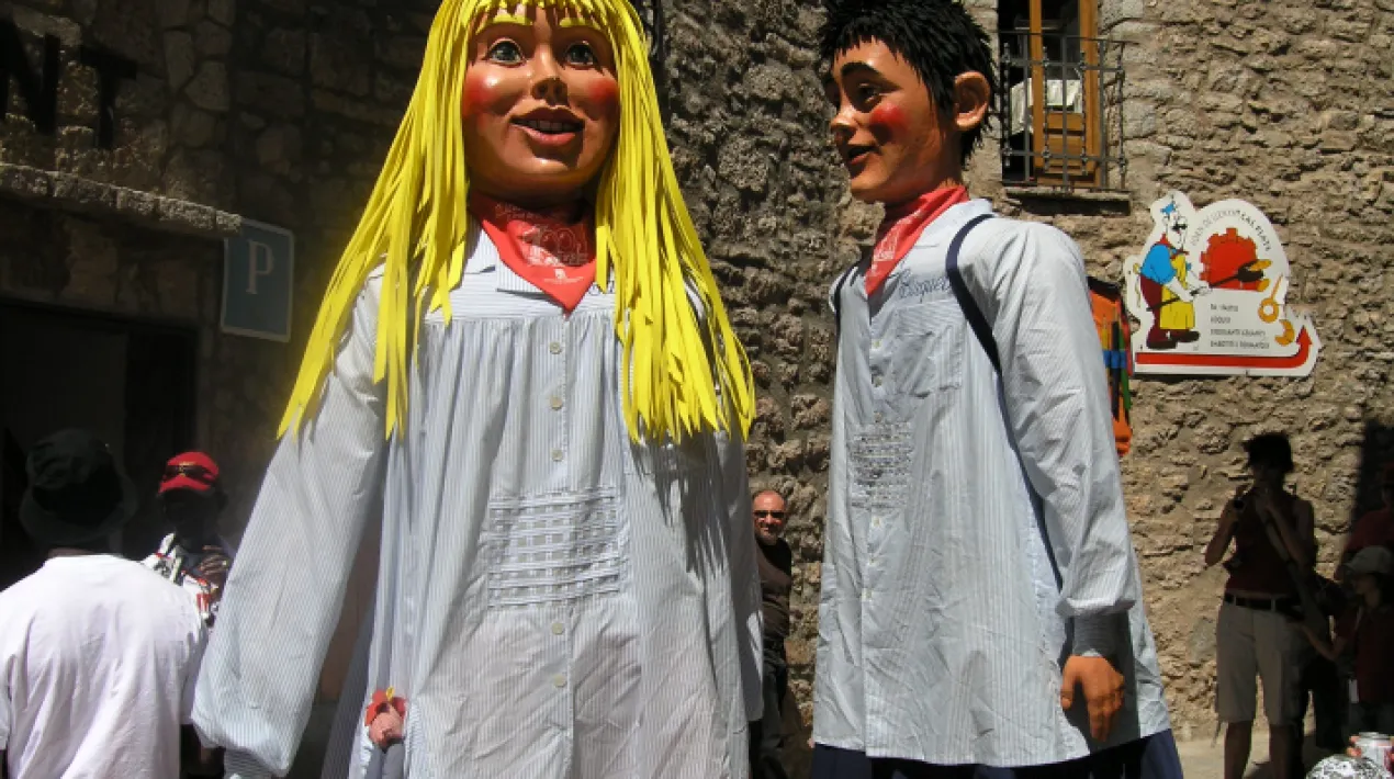 17:30h  Plantada de Gegants a l’av. Verge de Montserrat (davant del banc Sabadell). Colles convidades: Olesa de Montserrat, La Florida, COV grossos, Associació Gegantera Delta del Prat, Associació Recreativa Gegantera del Prat i ampas de la ciutat. 18:30h Cercavila de Gegants: Av. Verge de Montserrat (carril dret en el sentit de la circulació),c. Frederic Soler, c. Ferran Puig fins a pl. de la Vila. 19:30h  Presentacions, lluïments de colles, parlaments i entrega de recordatoris.Veure més