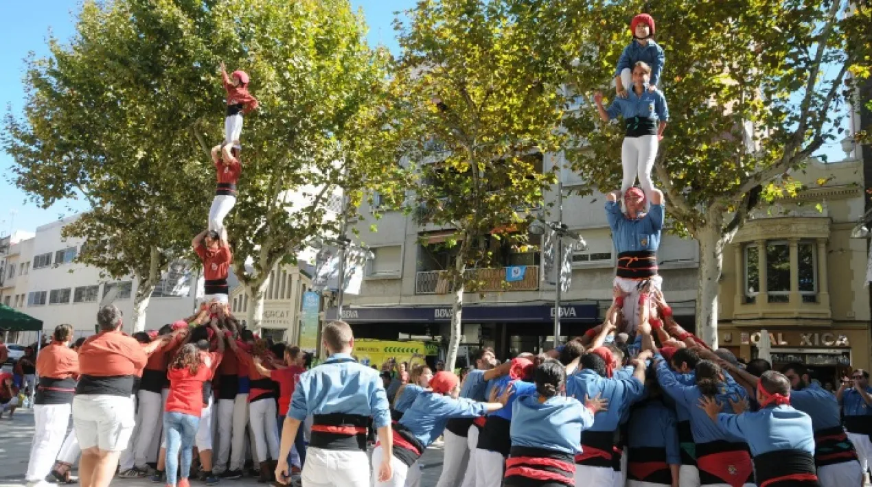 Diada Castellera amb motiu de la Festa Major del carrer Ferran Puig. 17:15h. Petit cercavila des de la pl. de l'Església, pl. de la vila, c. Ferran Puig i fins el passatge Rector Martí i Piñol. 18h. Trobada a la cruïlla del c. Ferran Puig amb el passatge Rector Martí i Piñol amb les següents colles convidades: Els Matossers de Molins de Rei i el Castellers del Baix Montseny Esteu tots convidats a gaudir de la diada castellera i a participar fent pinya!!!!Veure més