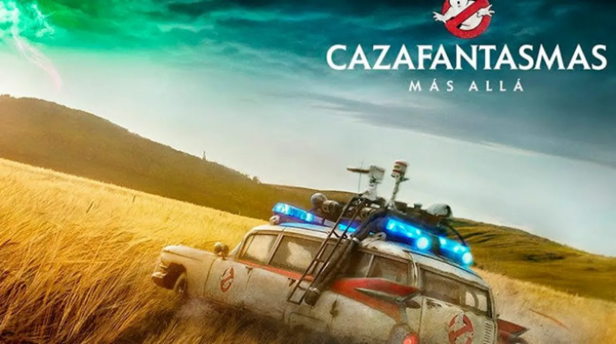 Títol: Ghostbusters: Afterlife Direcció: Jason Reitman Guió: Jason Reitman, Gil Kenan Intèrprets: Carrie Coon, Finn Wolfhard, Mckenna Grace, Sigourney Weaver, Paul Rudd, Celeste O’Connor, Logan Kim, Annie Potts, Bill Murray. Gènere: Fantàstic Durada: 124 minuts   La Callie és una mare soltera que es muda a un petit poble amb els seus dos fills, en Trevor i la Phoebe. Allà, al mig del no-res, hi ha la granja que han heretat del seu avi. De seguida aquesta família coneixerà alguns dels secrets relacionats amb ells mateixos i amb aquest indret, ja que el llegat del seu avi connecta amb els orígens dels Caçafantasmes. Juntament amb Mr. Grooberson, un sismòleg i mestre que ha arribat a la localitat perquè han estat succeint misteriosos terratrèmols, descobriran una rèplica d’un parany per capturar fantasmes, cosa insòlita, ja que no s’han vist fantasmes en 30 anys, des que als anys 80 es fessin famosos l’equip format per Venkman, Stantz, Winston i Spengler.Veure més