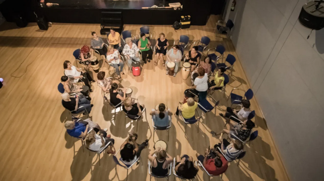 Taller 1: Cercle de percussió El taller de “Cercle de percussió” és una trobada de tipus comunitari que ofereix una experiència musical de diversió, aprenentatges i empoderament. El funcionament del Cercle de percussió és un grup de persones en rotllana amb instruments de percussió, funciona seguint les indicacions del facilitador o director/a d'orquesta, situada al mig del cercle, que dóna forma a la música que es genera. Oliver Solano Mateo serà l'encarregat de conduir el taller, professional de la formació al servei de les persones i organitzacions amb voluntat de millorar la qualitat de vida de les mateixes a través de la musicoteràpia i el coaching. Serà necessària la inscripció prèvia, es podrà fer a partir del 1 de setembre. Per més informació adreçar-se a dones@elprat.cat      Veure més