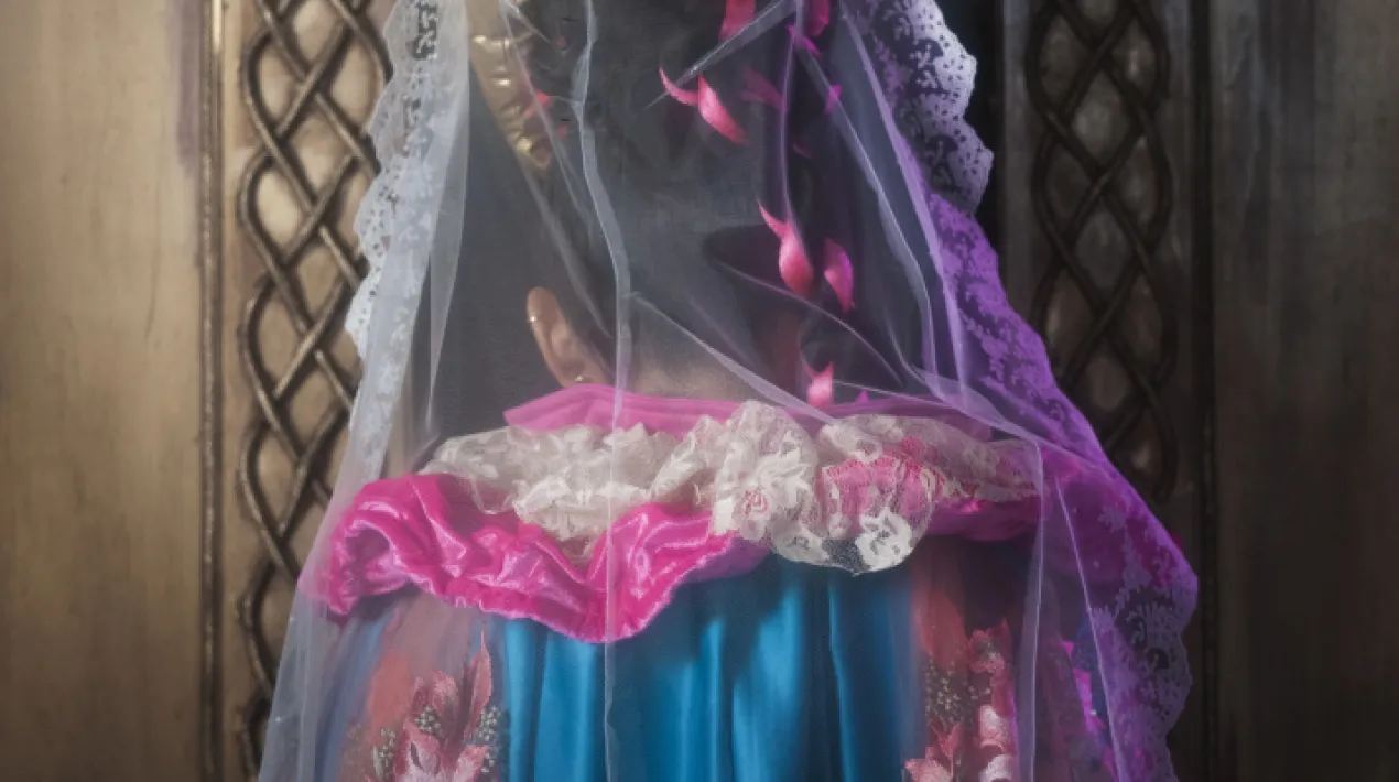 IN-SANCTUS? &eacute;s el&nbsp;projecte&nbsp;seleccionat&nbsp;a la modalitat de Fotografia i Societat de la Convocat&ograve;ria de projectes art&iacute;stics /Unzip 2021.&nbsp;El projecte,&nbsp;de fotografia&nbsp;digital i amb contingut social, t&eacute; com a punt de partida una visi&oacute; en clau de g&egrave;nere i cr&iacute;tica davant la imatge de la dona a la moda i als mitjans, posant el focus en les viol&egrave;ncies de g&egrave;nere. Les artistes Vanessa Alami i Susana V&iacute;lchez representen el maltractament f&iacute;sic dom&egrave;stic a trav&eacute;s de la fotografia. L'acte tamb&eacute; comptar&agrave; amb la participaci&oacute; de l'artista visual Stella Rubio Animales Nocturnos, qui vol visibilitzar amb testimonis&nbsp;ver&iacute;dics els&nbsp;abusos sexuals que pateixen les dones a la nit i una lectura de text&nbsp;de las Mujeres Maravillas&nbsp;representat per la Vanessa Vigil i la Lidia Fortuny i Dirigit per Vane Maravillas. &nbsp; Aquesta activitat forma part d'Indisciplinats, un cicle de propostes esc&egrave;niques, visuals, performatives i comunit&agrave;ries que ocuparan els centres c&iacute;vics de la ciutat, l&rsquo;Escola d&rsquo;Arts Visuals del Prat, el Centre d&rsquo;Art Torre Muntadas, L&rsquo;Artes&agrave; i La Capsa del 16 al 18 de desembre per gaudir de la creaci&oacute; art&iacute;stica contempor&agrave;nia.Veure m&eacute;s