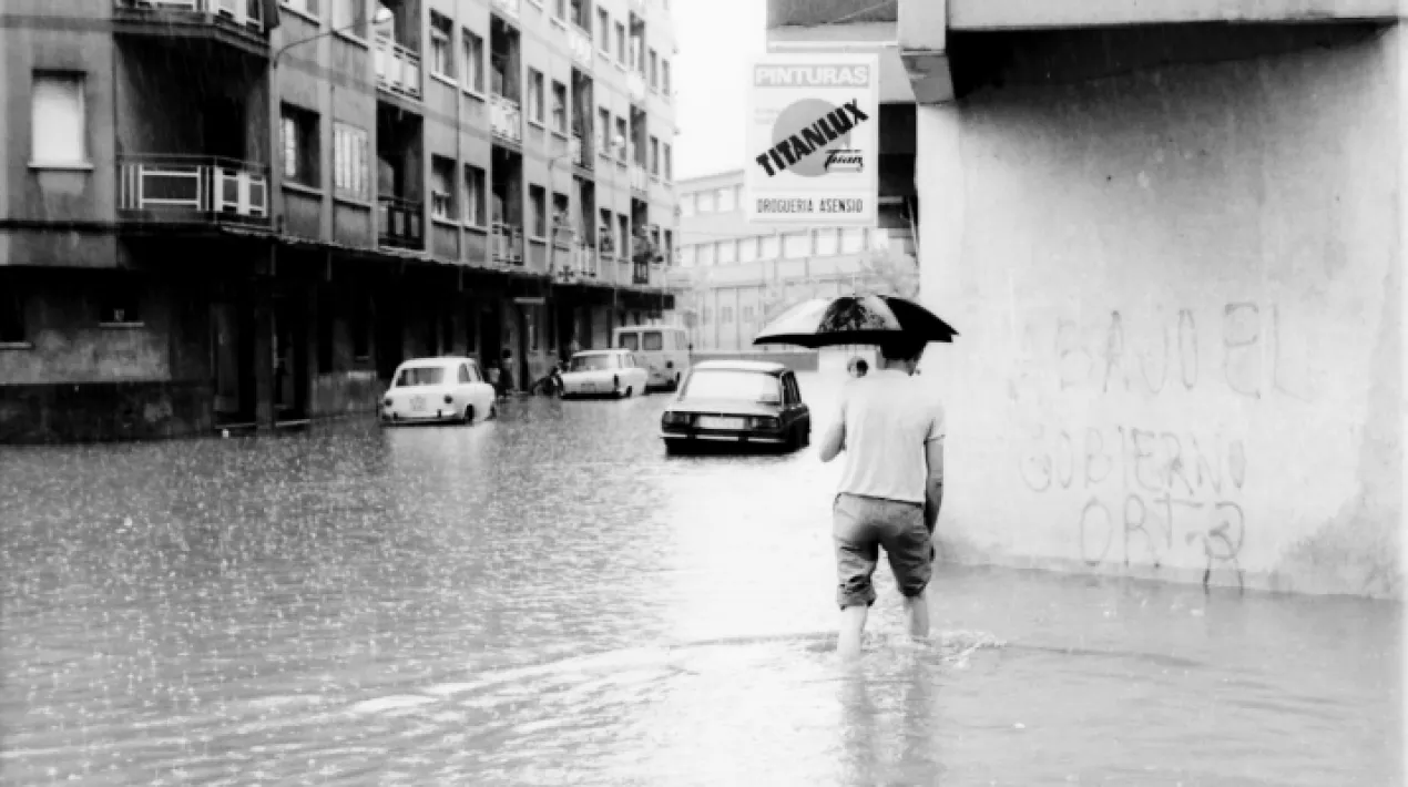 En aquesta desena edició del cicle L'autor i la seva obra, el fotògraf Juan José Abad presenta obres que mostren la intensitat de la natura del Prat de Llobregat. Des de nevades, riuades, a paisatges tranquils passant per detalls dels elements naturals que ens envolten. L'exposició combina fotografies antigues i actuals en les quals es pot apreciar com ha canviat el territori. Veure més