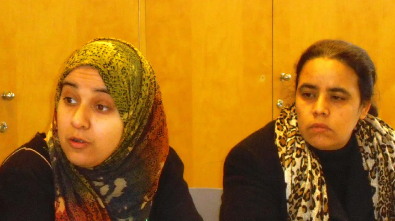 Diverses dones migrades parlaran sobre la seva experiència laboral des de que van arribar i com han hagut d'afrontar obstacles com la llengua, la regularització, la formació laboral o els prejudicis socials per aconseguir la seva inserció laboral.Veure més