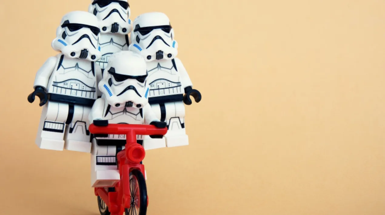 Espai quinzenal de descoberta i pr&agrave;ctica de circ adre&ccedil;at a fam&iacute;lies amb infants de 6 a 10 anys. A cada sessi&oacute;, professionals de les diferents disciplines circenses ens acompanyaran per apropar-nos a les diverses t&egrave;cniques i facilitar la seva pr&agrave;ctica. En aquesta sessi&oacute; es proposar&agrave; a les fam&iacute;lies realitzar diferents exercicis d'habilitat f&iacute;sica consistents a adoptar posicions diverses i fer moviments enrevessats tot mantenint l'equilibri. Tallerista: Kanaya CircVeure m&eacute;s