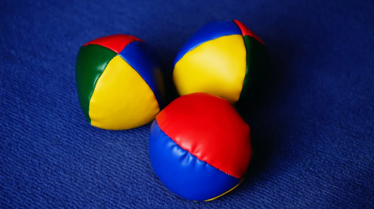 Espai quinzenal de descoberta i pr&agrave;ctica de circ adre&ccedil;at a fam&iacute;lies amb infants de 6 a 10 anys. A cada sessi&oacute;, professionals de les diferents disciplines circenses ens acompanyaran per apropar-nos a les diverses t&egrave;cniques i facilitar la seva pr&agrave;ctica. Iniciem els divendres de 'Circ en fam&iacute;lia' amb una sessi&oacute; de malabars on aprendre a llen&ccedil;ar, atrapar i tornar a llen&ccedil;ar objectes de manera continuada exercitant capacitats i habilitats com la concentraci&oacute;, la coordinaci&oacute; i la creativitat. Tallerista: Kanaya CircVeure m&eacute;s