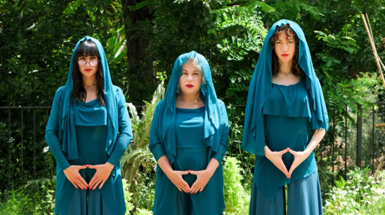 Invocando a Segismundo Cia Las Clitorianas Tres dones empoderades... potser bruixes, o no, dirigeixen una sessió d'espiritisme, on el públic present a la sala també “hi participa”. La sessió està preparada per invocar a Sigmund Freud, per tal que demani perdó per tot el mal que ha causat a les dones amb tota la desinformació que va donar sobre la sexualitat femenina i el plaer. Però la sessió es complica i sembla que no serà Sigmund Freud la persona que es presentarà a la invocació. Guió i interpretació Paula Vera, Eva Díez i Gemma Charines Direcció Gemma Charines Il.luminació Albert Manzano Escenografia Edith Lasierra Vestuari Jose Rivero  Veure més