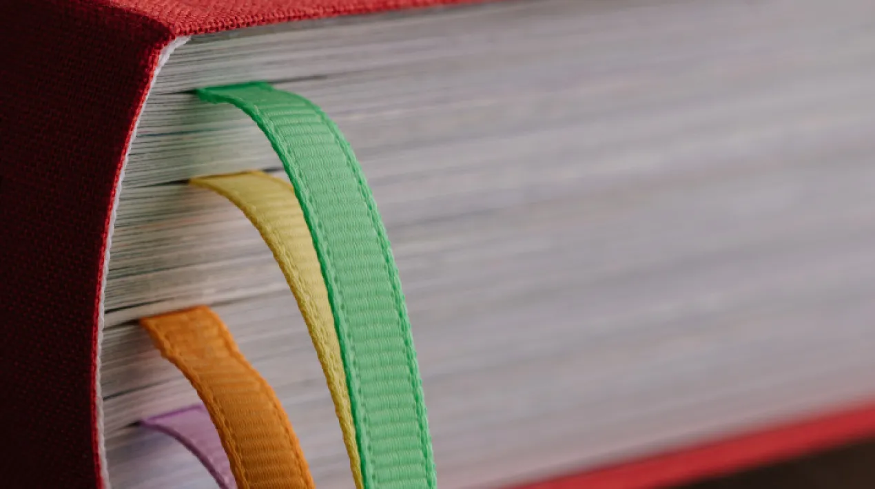 Sant Jordi és el patró de Catalunya i al seu voltant s'ha bastit una festa en honor de l'amor i la lectura. Cada any els carrers s'omplen de roses i de llibres, on els sentiments, són a flor de pell.  A la Palmira volem que les nostres famílies s'apassionin per la lectura. Voleu fer-vos un punt de llibre per vosaltres o per regalar a una persona estimada el dia de Sant Jordi?  Acosteu-vos a la Palmira i celebrem totes juntes aquest dia tan especial! Activitat per a famílies amb infants de 5 a 11 anys. Places limitades. Aquesta activitat es farà presencialment.  Cal inscripció prèvia de només  de l'infant. Torna la Tarda en família a la Palmira! Ens trobarem els dijous de 17.30 a 18.30 h per passar una bona estona amb els i les més petites de la casa. Podreu compartir experiències, fer treballs manuals, debatre temes que ens puguin interessar, jugar... Tenim un munt de propostes i volem sentir les vostres per poder construir aquestes tardes entre totes!Veure més