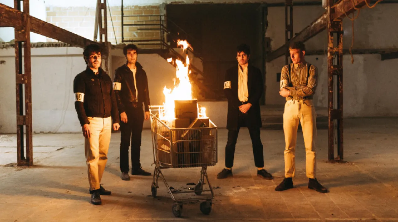 Biznaga Com deia la banda de rock més gran de tots els temps: Tot el que digueu que som, ho som i encara pitjor. Biznaga combregaria amb aquest lema si no fos perquè els importa una merda això del rock. Sent part d'una generació de músics formats al voltant del punk, Biznaga s'han erigit com un dels més ferms candidats a traspassar les fronteres sempre difícils entre aquest gènere i el gran públic. D'una manera molt personal han aconseguit perfeccionar, a base de melodia, discurs i actitud, una sort de cançó protesta contemporània. Els seus tres treballs publicats fins avui: Centro Dramático Nacional (Holy Corb, 2014),Sentido del Espectáculo (Slovenly Recordings, 2017) i Gran Pantalla (Slovenly Recordings, 2020) són bona prova de com desenvolupar una trajectòria a base de grans cançons, sense concessions en el retòric, ni renúncies en el melòdic. El seu nou treball, Bremen No Existeix, serà editat per Montgrí a l'abril de 2022. Puta Blava  Puta blava és una banda pratenca formada per quatre amics amants del punk rock en totes les seves vessants. Guitarres esmolades i ritmes accelerats al més pur estil vuitantero de grups com Eskorbuto o The Misfits.Veure més