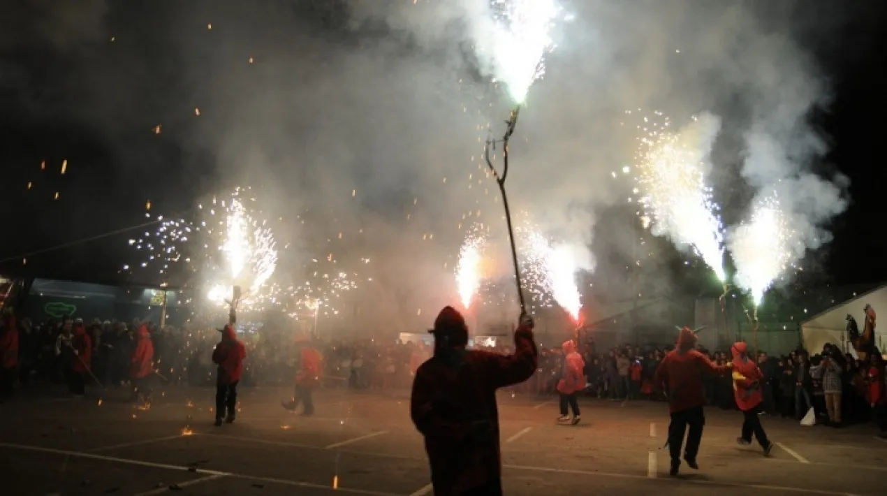 Actuaci&oacute; pirot&egrave;cnica de la Colla de Diables del Prat en l'acte inaugural de la 46a Fira Av&iacute;cola Ra&ccedil;a PratVeure m&eacute;s