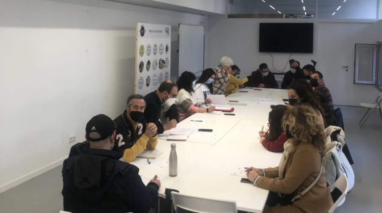  El passat 1 de març es va dur a terme a les Cases d’en Puig, la primera comissió del grup d’Autonomia personal i sensibilització d’enguany. La sessió va comptar amb una gran participació de les entitats de diversitat funcional de la ciutat, que van poder tractar diferents temes entorn a la promoció de l’autonomia personal a la ciutat. Jornades Som Diversitat La sessió es va iniciar amb una valoració general de les jornades “Som Diversitat”, el projecte que va servir per commemorar el Dia Internacional de les Persones amb Diversitat Funcional el passat més de desembre. Les persones participants van valorar molt positivament aquesta iniciativa per sensibilitzar i donar a conèixer les necessitats del col·lectiu. Tant és així que van proposar augmentar el número del programa d’activitats d’enguany. Pla Integral Persones Diversitat Funcional Seguidament, les persones assistents van ser informades que aquest mes de març (dies 16, 21 i 23) s’iniciaran les sessions participatives de la diagnosi del Pla Local de les Persones amb diversitat funcional. L’objectiu d’aquestes sessions és conèixer les aportacions que els diferents col·lectius volen aportar al nou pla local. Aula de Ciutadania La sessió va finalitzar amb la invitació a totes les persones assistents a la propera activitat de l’Aula de Ciutadania relacionada amb la diversitat funcional. La “Biblioteca humana” és una formació on els llibres seran les persones, i on a través de l’explicació de les seves pròpies vivències i experiències, crearan un relat per donar a conèixer la realitat de les persones amb diversitat funcional. Podeu consultar tots els projectes que s’estan duen a terme a la ciutat i que involucren a les persones amb diversitat funcional en el següent enllaç. Per a més informació us podeu adreçar de manera presencial a Cases d’en Puig (Pl. Agricultura, 4),enviant un correu electrònic a diversitatfuncional@elprat.cat o bé trucant al telèfon 93 379 00 50.Veure més
