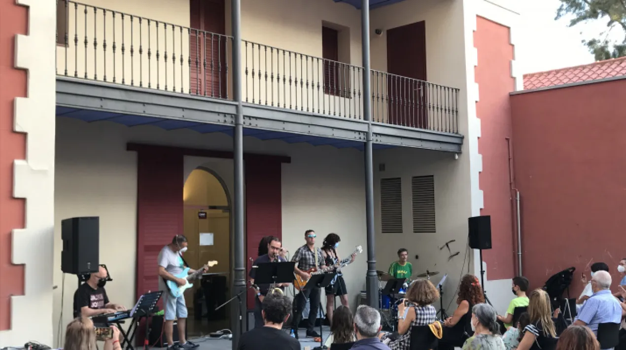 Concert de tres Combos d'alumnat de L'Escola d'Arts en Viu al Porxo de Torre Balcells. Els combos són les formacions de música moderna que ens interpretaran versions de temes de la música rock-pop.    Veure més