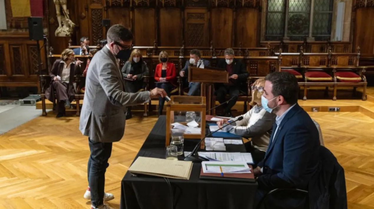    L’alcalde del Prat, Lluís Mijoler, ha estat escollit vicepresident del Consell de Governs Locals de Catalunya. Aquest organisme vol representar el món local, per traslladar la realitat i necessitats del territori a les institucions catalanes, com la Generalitat i el Parlament, així com fer aportacions i incidir sobre aquelles polítiques i normatives amb incidència sobre els municipis. El Consell de Governs Locals de Catalunya, que es va crear l’any 2011 però l’any 2015 va deixar de funcionar, es reactiva ara amb aquests objectius. Ahir dimarts, 1 de febrer, es va celebrar un acte al Consell de Cent de l’Ajuntament de Barcelona per formalitzar la reactivació del Consell de Governs Locals de Catalunya, en què es va elegir presidenta de l’organisme l’alcaldessa de Figueres, Agnès Lladó. Després de ser escollit vicepresident del Consell de Governs Locals, Lluís Mijoler, va assegurar: “els municipis han estat una peça clau en la construcció de la Catalunya moderna i des dels pobles i ciutats seguim impulsant un país més just i més verd. Des del Prat, assumim la vicepresidència del Consell de Governs Locals, una eina per aconseguir-ho”. L’acte va comptar amb la presència de consellera de la Presidència, Laura Vilagrà, i de més d’un centenar de representants del món municipalista, entre ells l’alcaldessa de Barcelona, Ada Colau.  Des de la Generalitat, s’aposta per la reactivació d’aquest organisme per tal de poder incorporar en major mesura la veu del territori en els processos de presa de decisió sobre les transformacions i polítiques necessàries per al país, com ara el desplegament dels Objectius de Desenvolupament Sostenible per al 2030 a Catalunya.   Després de la reactivació d’aquest organisme, caldrà desplegar-ne el reglament de funcionament i valorar si cal actualitzar i modificar la llei del Consell de Governs Locals actual, que data de 2010. Segons aquesta llei, una de les finalitats del consell és participar en la tramitació parlamentària de les iniciatives legislatives i en la tramitació de plans normes reglamentàries i avantprojectes de llei que afecten de manera específica les administracions locals. El Consell dels Governs Locals és un òrgan estatutari. Concretamet, l’article 85 de l’Estatut de Catalunya estableix: “El Consell de Governs Locals és l’òrgan de representació de municipis i vegueries en les institucions de la Generalitat. El Consell ha d’ésser escoltat en la tramitació parlamentària de les iniciatives legislatives que afecten de manera específica les administracions locals i en la tramitació de plans i normes reglamentàries de caràcter idèntic. Una llei del Parlament regula la composició, l’organització i les funcions del Consell de Governs Locals”.Veure més