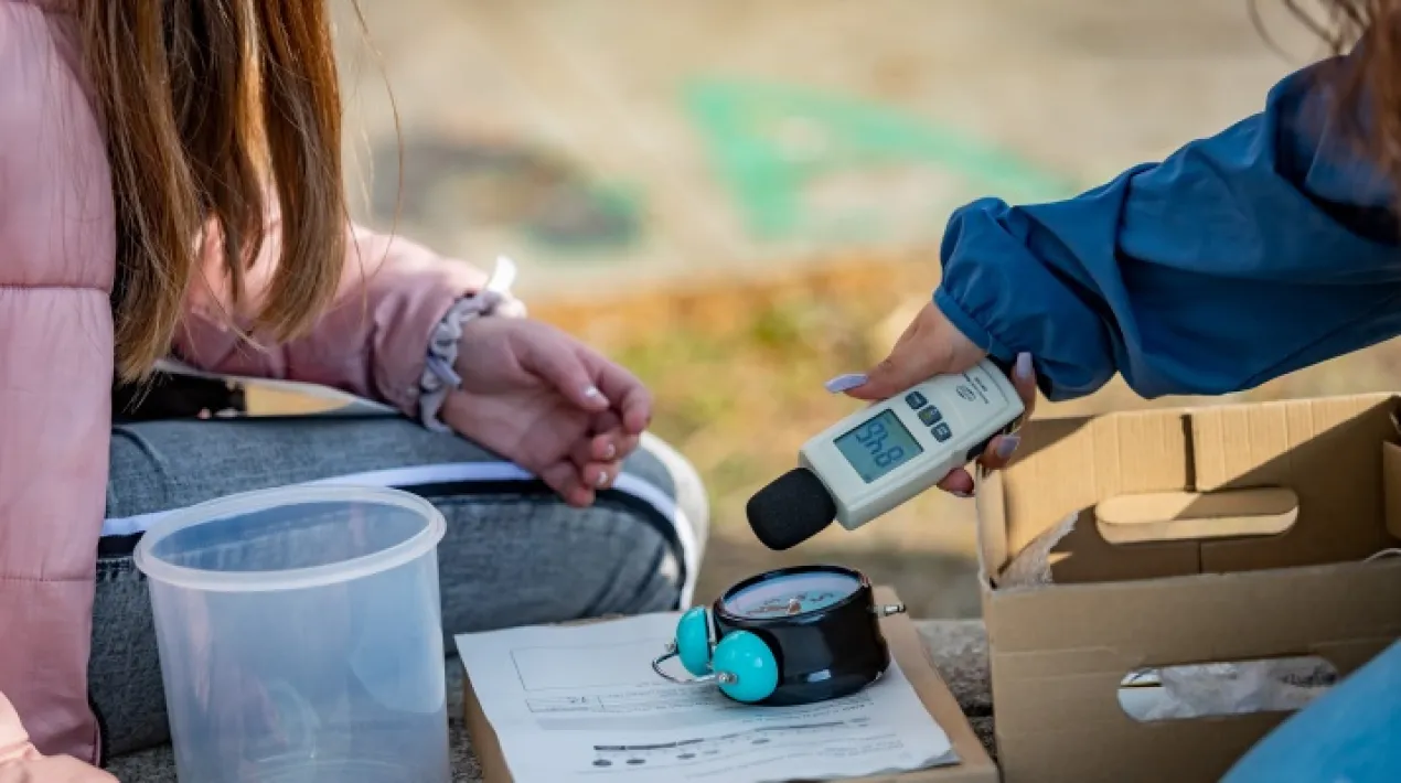 Coneixerem aspectes sobre el soroll, com ens afecta i quines implicacions té per la nostra salut el soroll a les ciutats. Es mesurarà i analitzarà el soroll del parc i el valor d'aquests espais en relació a aquest àmbit. Es contemplaran totes les mesures preventives necessàries per al desenvolupament d'aquesta activitat donada la situació de pandèmia sanitària de la COVID19. La capacitat de l'aforament de l'activitat s'establirà segons les restriccions vigents en el moment de fer l'activitat.  La Jugatecambiental ofereix un munt de propostes per gaudir en família per aprendre moltes coses sobre els parcs metropolitans, la natura i el medi ambient, mentre juguem i fem activitats. Hi trobarem un punt d'informació del parc i el seu entorn i un espai de joc lliure. Activitats tots els  diumenges del 19 de setembre al 28 de novembre de 2021 al parc Nou i al parc del Riu. ACTIVITAT GRATUÏTAVeure més