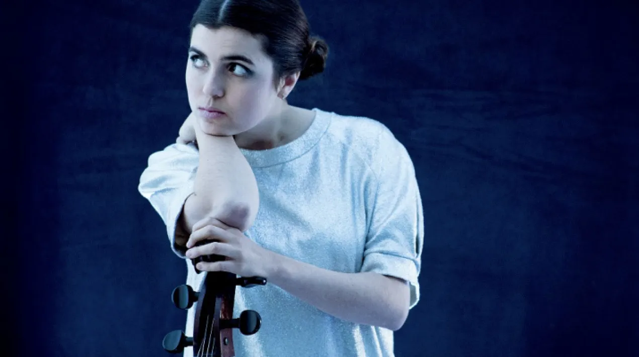 Dom La Nena és una cantant, violoncel·lista, compositora i productora de Brasil establerta a París. Una artista amb estil eclèctic i multilingüe difícil de definir, però que molt fàcilment t’agradarà. Al llarg dels anys ha col·laborat amb artistes de renom com Jane Birkin, Julieta Venegas, Jeanne Moreau o el brasiler Marcelo Carmelo (del grup Los Hermanos),entre d’altres. El nou àlbum de Don la Nena, Tempo, tracta sobre el temps. I no és que en demani massa del teu temps: la majoria de les cançons gairebé no superen els 3 minuts. Però la cantautora i violoncel·lista ha creat una sèrie de petits moments cristal·lins, a voltes solejats, generalment onírics i ocasionalment enllaçats amb la bella nostàlgia que els brasilers anomenen saudade. Tempo és el tercer àlbum de Dom La Nena, després de E la (2013) i Soyo (2015),ambdós aclamats per prestigiosos mitjans internacionals com The New Yorker (“cadascuna de les seves cançons són sagrades”),NPR (“una de les joves artistes més importants de l’Amèrica Llatina”) o The New York Times, que la compara amb artistes com Juana Molina, Lhasa o Hope Sandoval. Dom sempre ha estat una productora talentosa. L’elegància de les textures instrumentals d’aquest nou àlbum ens descobreix a una mestra que condueix a la seva orquestra de manera magistral. El conjunt de la seva obra ha estat mesclat amb mestratge pel norda-mericà Noah Georgeson, productor i mixer d’artistes com Devendra Banhart, Rodrigo Amarante o Natalia Lafourcade. Tempo marca el retorn d'una artista peculiar i inusual. Ja era horaVeure més