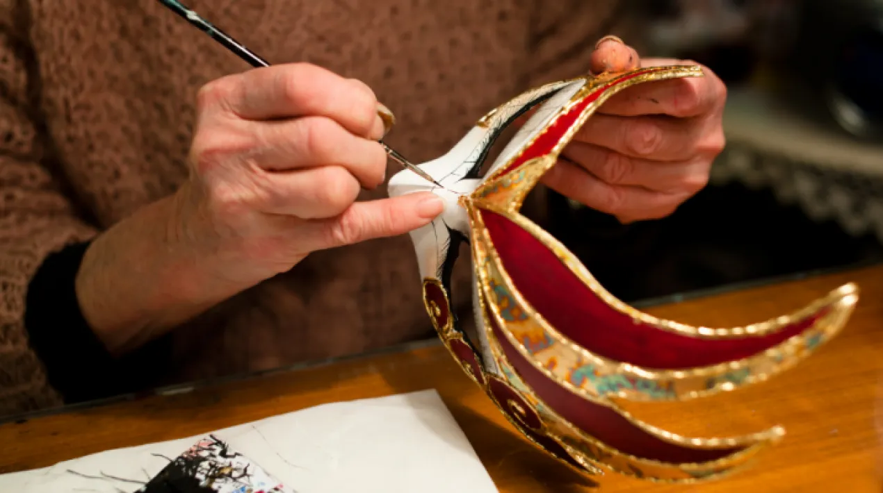 Voleu anar ben elegants per carnaval i encara no teniu m&agrave;scara? No patiu! A la Palmira podreu fer-vos una al nostre taller de m&agrave;scares per a la gent gran! Us convidem a venir&nbsp;el diumenge&nbsp;20 de febrer a les 17 h de la tarda a fer la teva pr&ograve;pia m&agrave;scara en companyia. Us hi esperem!Veure m&eacute;s