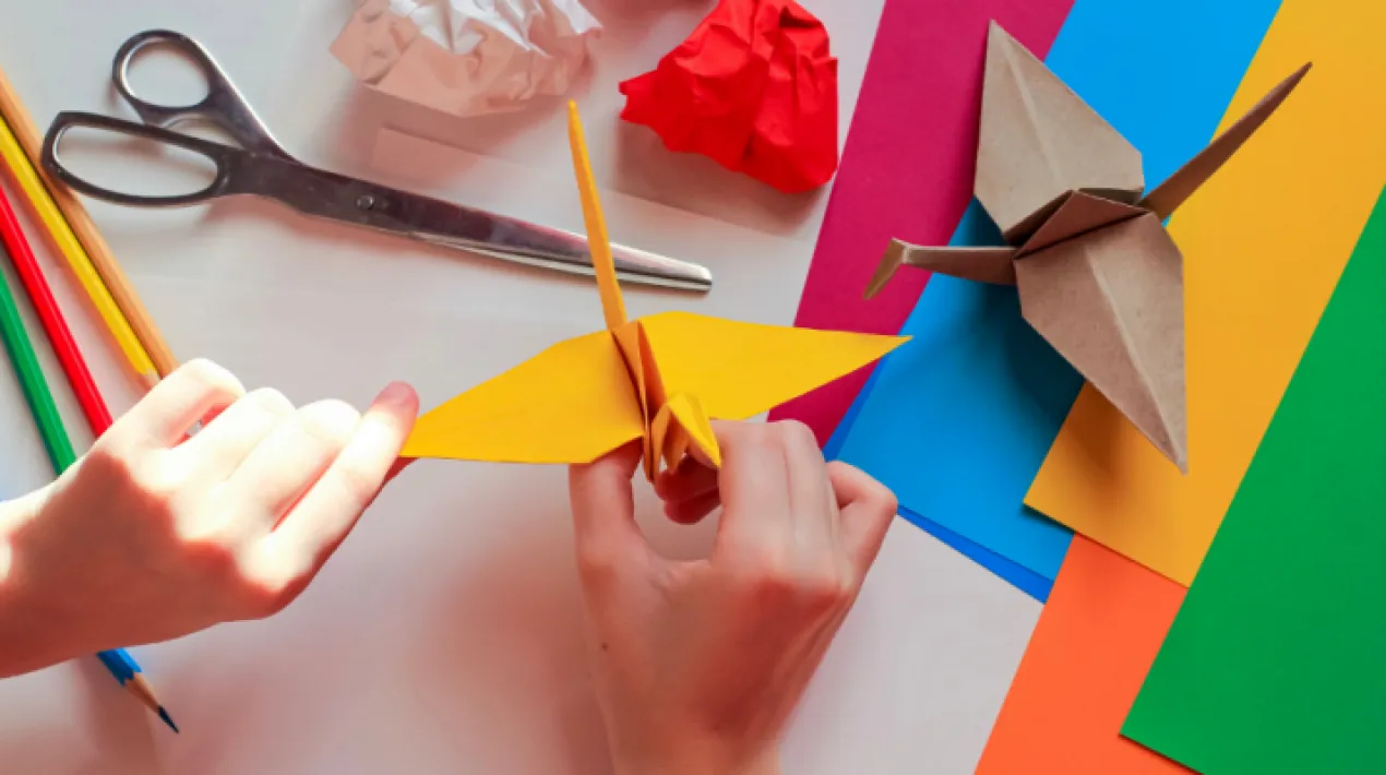 'Oreneta arribada, primavera començada', 'Oreneta primerenca, primavera calorenca', Els dies ja comencen ser més llargs, el sol ja comença a escalfar una mica més i si hi mirem el cel, ja podem veure l'arribada de les primeres orenetes. El dijous 24 de març a la Palmira volem celebrar l'arribada de la primavera omplint-la d'orenetes de paper. Ens ajudes? Activitat per a famílies amb infants de 5 a 11 anys. Cal inscripció prèvia de l'infant i haurà de venir acompanyat d'una persona adulta.  Activitat presencial. Si teniu cap dubte, podeu contactar amb nosaltres a través del correu ccpalmiradomenech@elprat.cat  Torna la Tarda en família a la Palmira! Ens trobarem els dijous de 17:30 a 18:30 h per passar una bona estona amb els i les més petites de la casa. Podreu compartir experiències, fer treballs manuals, debatre temes que ens puguin interessar, jugar... Tenim un munt de propostes i volem sentir les vostres per poder construir aquestes.Veure més