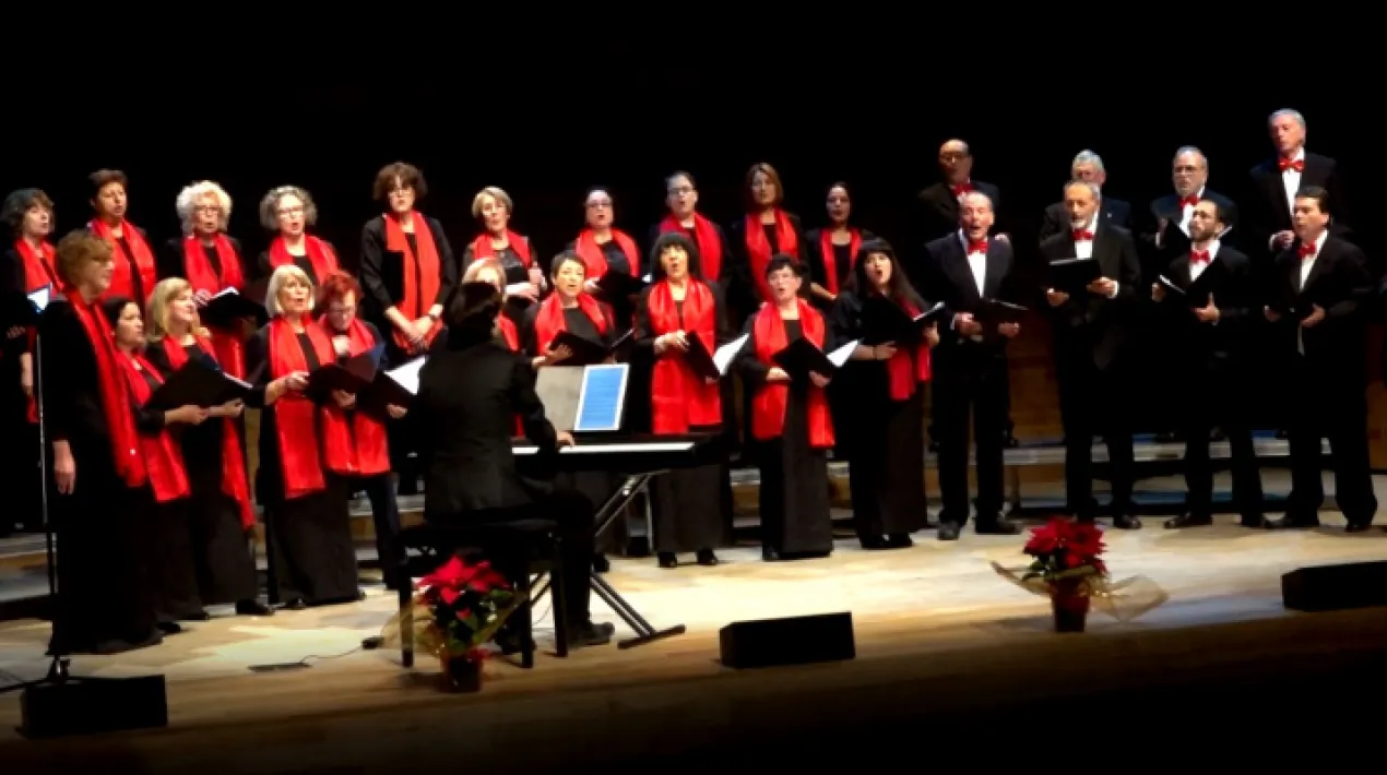 Despr&eacute;s d'un any molt dif&iacute;cil per a tothom, la Coral Lo Llobregat de les Flors, dirigida per Miquel Gom&agrave;, torna a oferir el seu habitual concert de Nadal. Aquest any, per fer encara m&eacute;s especial aquest esperat retrobament, s'interpretaran diversos temes amb un&nbsp;Combo d'Adults de L&rsquo;Escola d&rsquo;Arts en Viu, dirigit per Albert Burcet. A m&eacute;s d'algunes nadales tradicionals, els i les cantaires i m&uacute;sics de les dues entitats interpretaran temes m&eacute;s actuals, procedents del cinema i de la m&uacute;sica pop. Amb tot aix&ograve;, volen&nbsp;oferir un concert per a tots els gustos i edats que ens faci gaudir junts d'una tarda inoblidable en aquesta anhelada tornada a la normalitat.Veure m&eacute;s