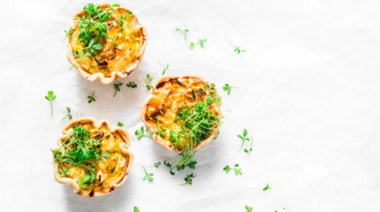 Per celebrar i reivindicar el Dia Internacional de les Dones, el Centre Cívic Sant Jordi-Ribera Baixa de forma compartida amb les entitats i grups amb vincle amb l'equipament ofereix, durant tot el mes de març, tot un seguint d'accions i propostes, dins el cicle En Femení. En aquest taller aprendre'm a fer una Quiche Juana de Arco i un dolç de coco a l'estil del Salvador, mentre es debat sobre les experiències de cadascuna de les participants. La comissió organitzadora del cicle 'En Femení' està formada per: ASCA, AVV Sant Jordi-Ribera Baixa, Castellers del Prat, Centre Cívic Sant Jordi-Ribera Baixa, Comunitat Musulmana del Prat, Associació Orgull Pota Blava, Grup de Dones Romi Sastipen i Puro Teatro.Veure més