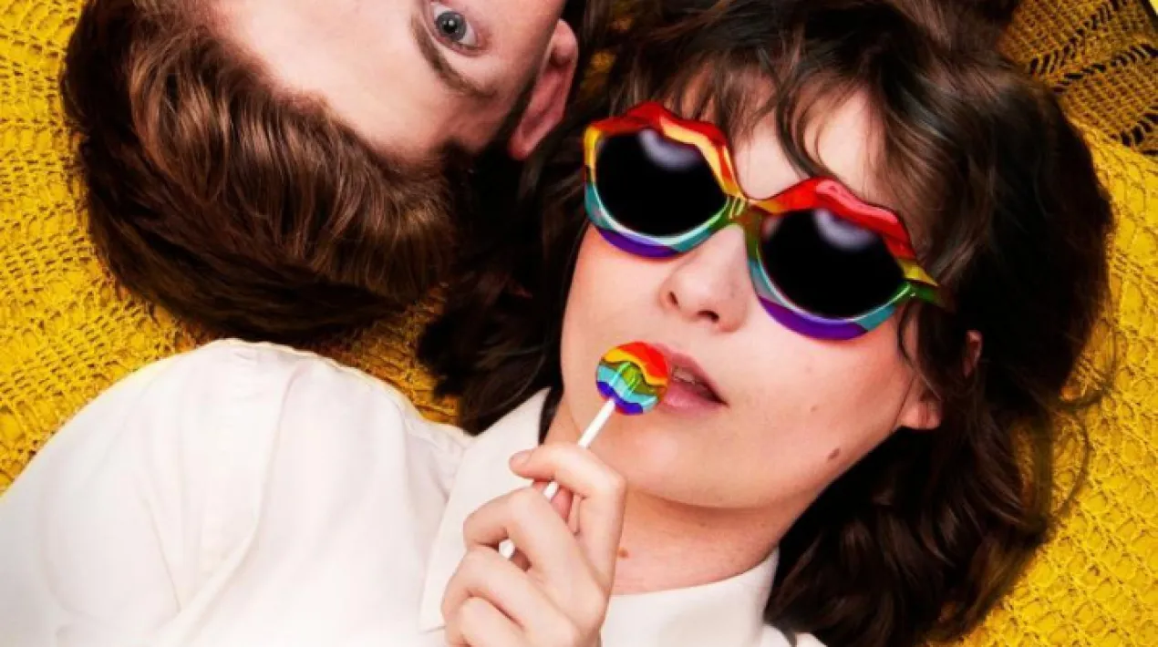 2020, Irlanda, Regne Unit Idioma: anglès Durada: 92 minuts Classificació: no recomanada per a menors de 12 anys Direcció: David Freyne Intèrprets: Fionn O’Shea, Lola Petticrew, Sharon Horgan, Barry Ward, Simone Kirby, Ian O’Reilly, Emma Willis Irlanda, 1995. Eddie i Amber, farts dels rumors sobre la seva orientació sexual que corren per l’institut on estudien, decideixen fer-se passar per parella fins que acabi el curs.Veure més
