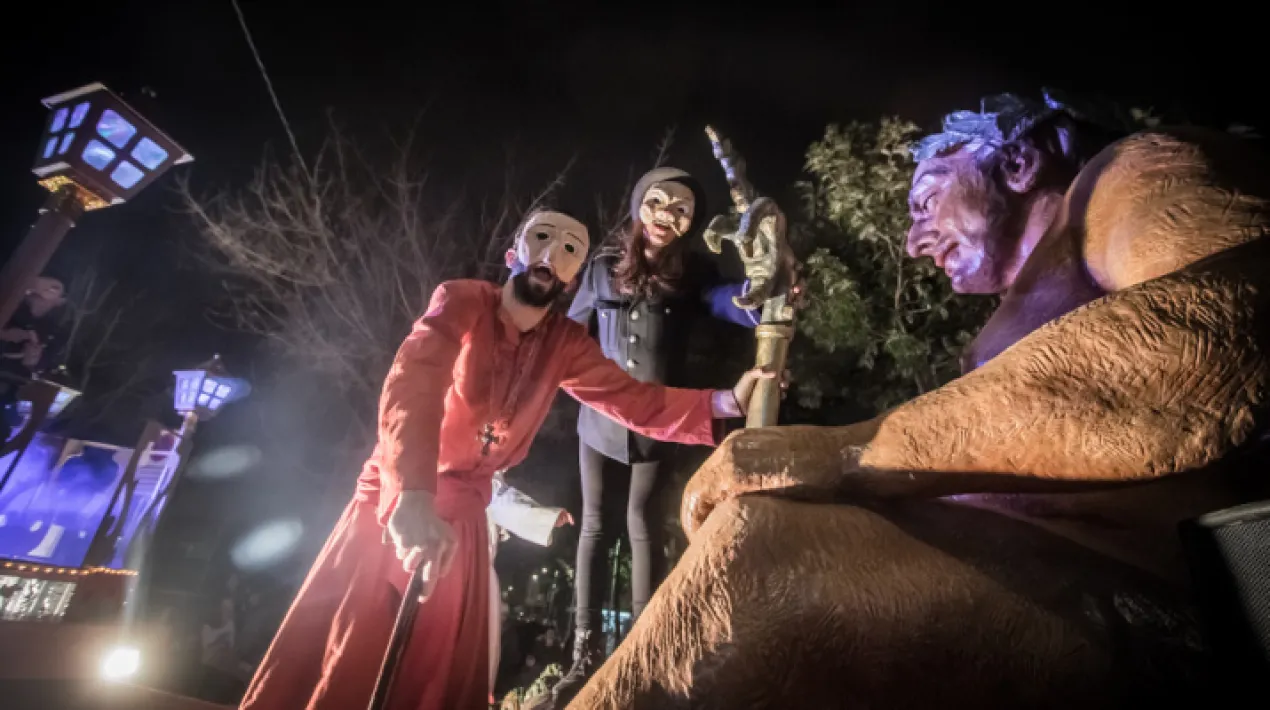 El rei Carnestoltes surt al carrer i celebra l'inici del Carnaval.&nbsp; Recorregut: inici al c. del Coronel Sanfeliu amb c. de Tarragona. A continuaci&oacute;, c. de Lleida, ctra. de la Marina, av. de la Verge de Montserrat, av. Remolar i c. de Lleida fins c. Palam&oacute;s. A les 19 h, la process&oacute; arribar&agrave; als jardins de la Pau, on es far&agrave; la inauguraci&oacute; de la&nbsp;&nbsp;pla&ccedil;a&nbsp;dels Pecats Capitals i preg&oacute; d&rsquo;inici del Carnaval, a c&agrave;rrec de Sa Majestat Carnestoltes. Final amb focs d&rsquo;artifici Veure m&eacute;s