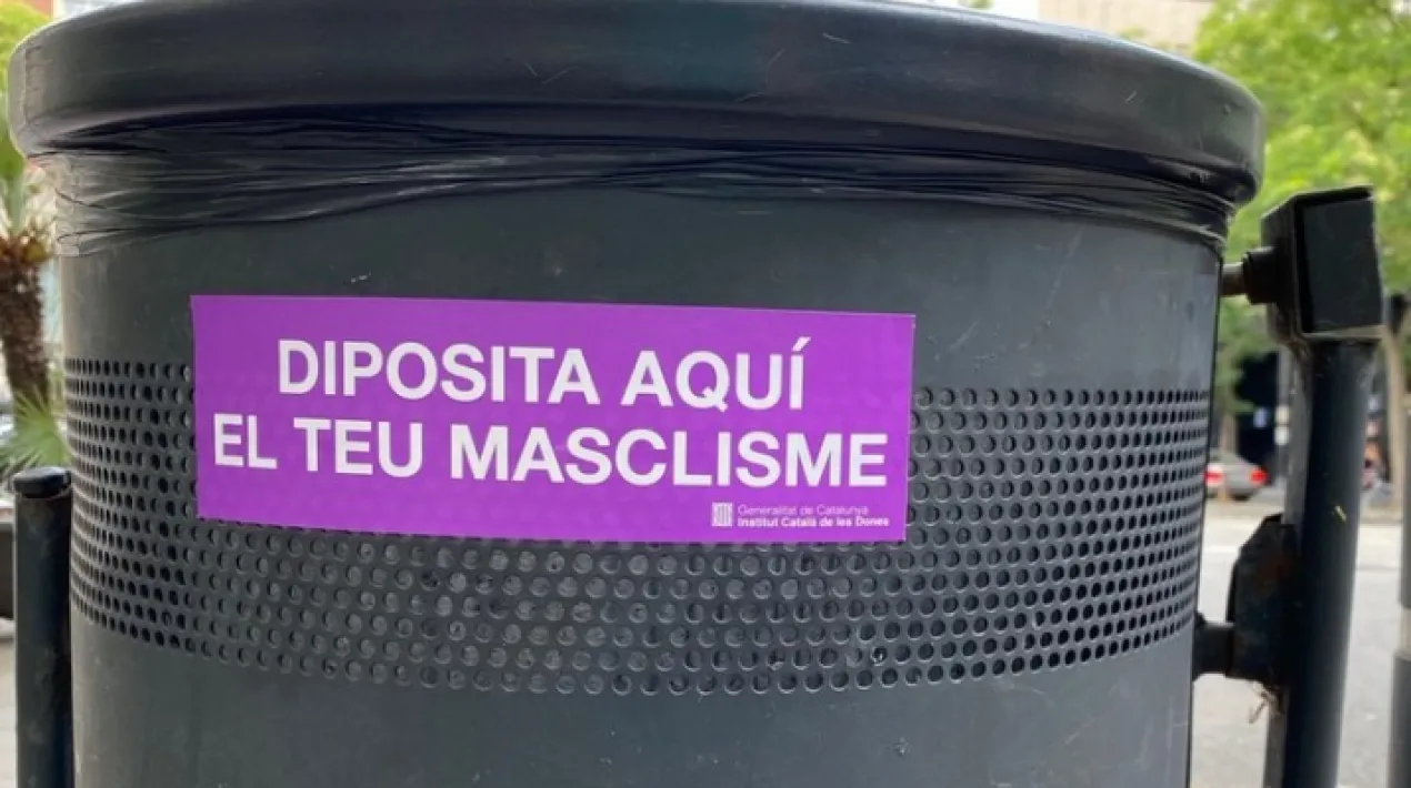 Acció directa promoguda pel Consell de dones del Prat, que s'inicia amb una trobada i petida dinàmica a Cases d'en Puig per posteriorment anar a enganxar els adhesius per les papereres del Prat Aquesta campanya està elaborada per l'Institut Català de les dones i pretén reconèixer i desmuntar el masclisme per llençar-lo directament a la paperera. Aquella tarda, les persones que es vulguin unir a l'enganxada d'adhesius, es farà una trobada a les Cases d'en Puig. I fer visible en les papereres públiques aquest lema, a través dels adhesius liles amb la frase 