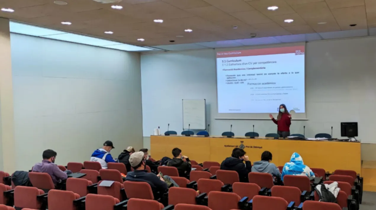  Seguim en marxa amb les activitats previstes per aquest curs 2021-2022 en matèria d’orientació laboral i teixit productiu adreçades a joves estudiants dels diversos centres educatius del Prat. Aquestes activitats es duen a terme des del Servei Local d’Ocupació, en el marc del “Catàleg d’activitats i serveis educatius” del Departament d’Educació, amb la col·laboració i participació dels centres educatius del municipi i el suport de Fundació Intermedia. Al llarg d’aquest curs hi ha programades més de 60 activitats, incrementant-se significativament el número amb relació al curs anterior, després de la positiva acollida i valoracions tant dels alumnes com dels centres educatius. Així doncs, durant els pròxims tres mesos es preveu atendre aproximadament 800 alumnes i realitzar 22  tallers de “Fes el teu CV”, 11 tallers de “Prepara’t la teva entrevista!”, tres de “Mercat de treball” i 13 tallers sota el nom “Què cal saber abans de signar un contracte?”. Aquestes accions es realitzaran al llarg del segon i tercer trimestre, tot adaptant els continguts a les especialitats formatives de cada grup d’estudiants. L’objectiu és que puguin incrementar les seves possibilitats d’ocupació una vegada finalitzin la seva formació, tot ampliant coneixements respecte a les vies d’entrada al mercat laboral. Les activitats aniran adreçades als diferents instituts del Prat de Llobregat amb estudiants de PFI, CFGM, CFGS, ESO i al Centre de Formació d’Adults amb alumnes que cursen el Graduat de Secundària. En concret, es desenvoluparan al CEE Can Rigol, Fundació Rubricatus, IES Ribera Baixa, Ins. Les Salines, Ins. Illa dels Banyols, CFA Terra Baixa, Nostra Senyora del Mar / García Lorca i Institut Escola.Veure més