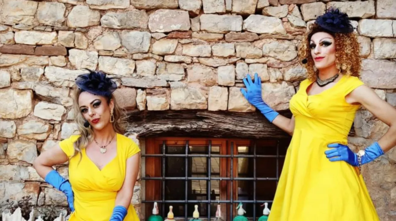 Benvingudes al Guateque Varietés de la Cia.TransTornes! Una festa on farem un recorregut musical per les cançons que han format part de la nostra vida. Dues vedettes esbojarrades ens faran riure i ens vindran a recordar que la vida es una tómbola de llum i de color.  TransTorners és una companyia d'humor transtornat formada per Laura Pinilla i Elías Torrecillas. Les seves armes són la comèdia, la irreverència, l'absurd, la paròdia, el divertit i el trastorn. Perquè el món és dels bojos. Transtorna't. Veure més