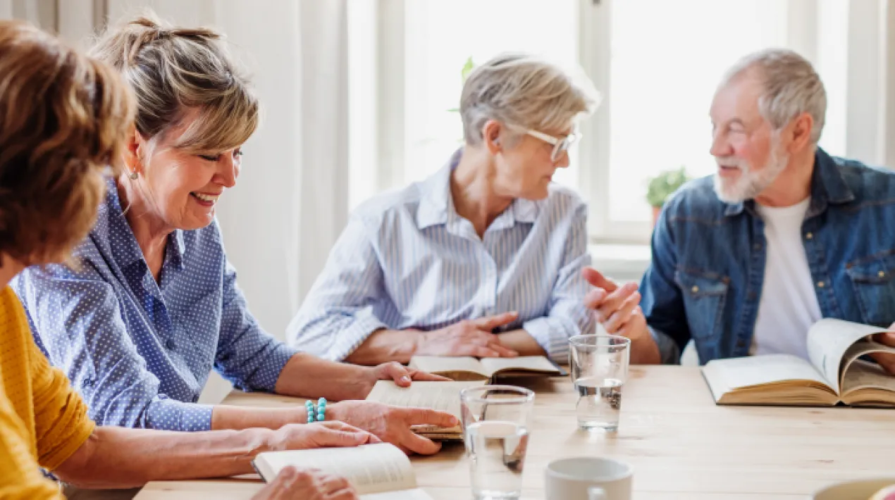 Engeguem el club de lectura per aquesta temporada!  Aquesta primera sessió servirà per conèixer-nos els uns als altres. A la segona part de la sessió compartirem les nostres lectures d’aquest estiu. T’hi esperem!  Veure més