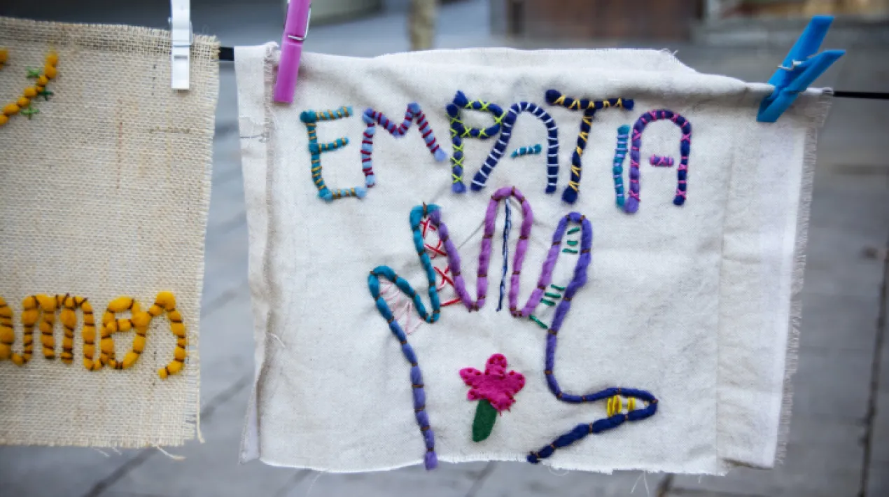 ‘Diverses: art i feminismes’ és un exposició fruit de diferents processos artístics, realitzats durant els mesos de febrer i març, que proposaven a la ciutadania, entitats i grups que han participat reflexionar sobre feminismes i fer-ho a través de les arts visuals. Durant aquest temps, La Tafanera, sala d’exposicions del Centre Cívic, ha estat un espai de creació per reflexionar de la mà de les artistes Karen Rosentrenter, la Marta Mouns i Ainize Ruido. El 18 de març, La Tafanera s'obre a la ciutadania i seguint amb aquest esperit de construcció conjunta de l'espai expositiu i per continuar compartint i intercanviant reflexions sobre feminismes diversos, i fer-ho utilitzant les arts visuals, en l’exposició descobrireu diferents espais on podeu participar, aportant les vostres experiències, opinions i punts de vista. A la inauguració comptarem amb la participació de les artistes i persones que han participat en els diferents processos artístics i que han creat les peces que s’exposaran.Veure més