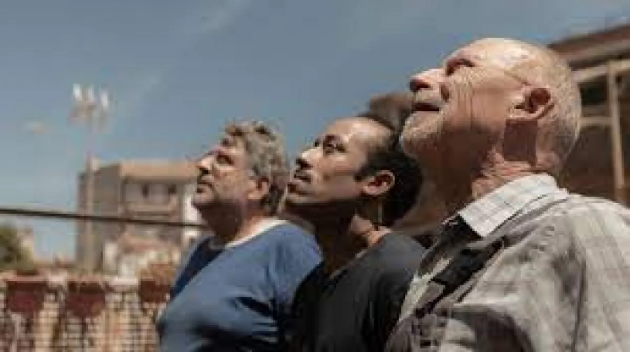 Cinema Lliure a la platja del Prat. Sis dies corrents 2021 Dir.:Neus Ballús Idioma: català, castellà i bereber Sense subtítols SINOPSI Basada en situacions i personatges reals, Sis dies corrents relata el dia a dia de la vida de Moha, Valero i Pep, treballadors d’una petita empresa de fontaneria i electricitat a la perifèria de Barcelona. Durant una setmana Moha, el més jove, haurà de demostrar que està preparat per substituir el Pep, que es jubila. Però Valero considera que Moha “no dona el perfil”, i dubta que els clients acceptin un treballador marroquí a casa seva. PREMIS I NOMINACIONS · Festival de Valladolid – Seminci: Espiga de Plata i Premi del Públic (2021) · Festival de Locarno: Millor Actor (ex aequo): Escolar & Mellali, Premi Europa Cinemas Label (2021) · Premios Feroz: Nominada a millor comèdia (2021) · Premis Gaudí: 5 premis incloent millor pel•lícula i direcció (2021)    Veure més
