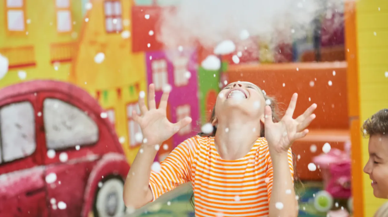 No trobeu que les reaccions qu&iacute;miques s&oacute;n sorprenents? A vegades, fins i tot, podem veure explosions que ens deixarien a totes i tots bocabadats!&nbsp; Si voleu gaudir d'una tarda de ci&egrave;ncia d'all&ograve; m&eacute;s interessant a c&agrave;rrec de les Luciferases, us esperem a la Palmira el dijous&nbsp;17 de febrer de 17:30 a 18:30. No nom&eacute;s descobrirem qui va ser la qu&iacute;mica Betty Wright Harris, que va inventar una prova d'all&ograve; m&eacute;s efica&ccedil; per poder detectar explosius, sin&oacute; que tamb&eacute; aprendrem a crear la nostra pr&ograve;pia explosi&oacute;&nbsp;amb l'escuma espacial!&nbsp; Activitat per a fam&iacute;lies amb infants de 5&nbsp;a 9 anys. Places limitades.&nbsp;Aquesta activitat es far&agrave; presencialment.&nbsp; Cal inscripci&oacute; pr&egrave;via de l'adult i de l'infant. Veniu a la&nbsp;Tarda en fam&iacute;lia&nbsp;a la Palmira! Ens trobem els dijous de 17:30 a 18:30&nbsp;h per passar una bona estona amb els i les m&eacute;s petites de la casa. Podreu compartir experi&egrave;ncies, fer treballs manuals, debatre temes que ens puguin interessar, jugar... Tenim un munt de propostes i volem sentir les vostres per poder construir aquestes tardes entre totes!Veure m&eacute;s